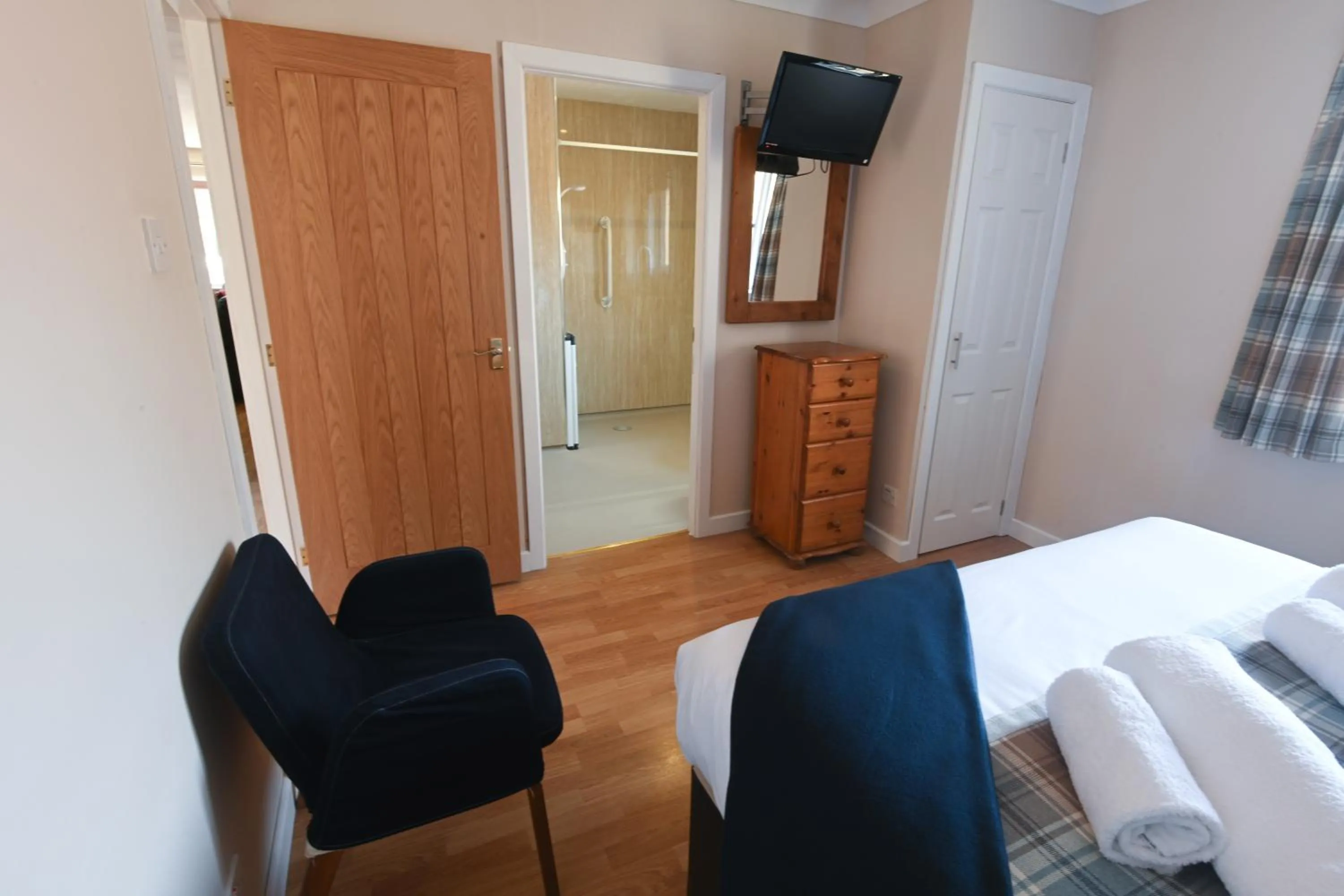 Bathroom, Bed in Birchbrae Highland Lodges