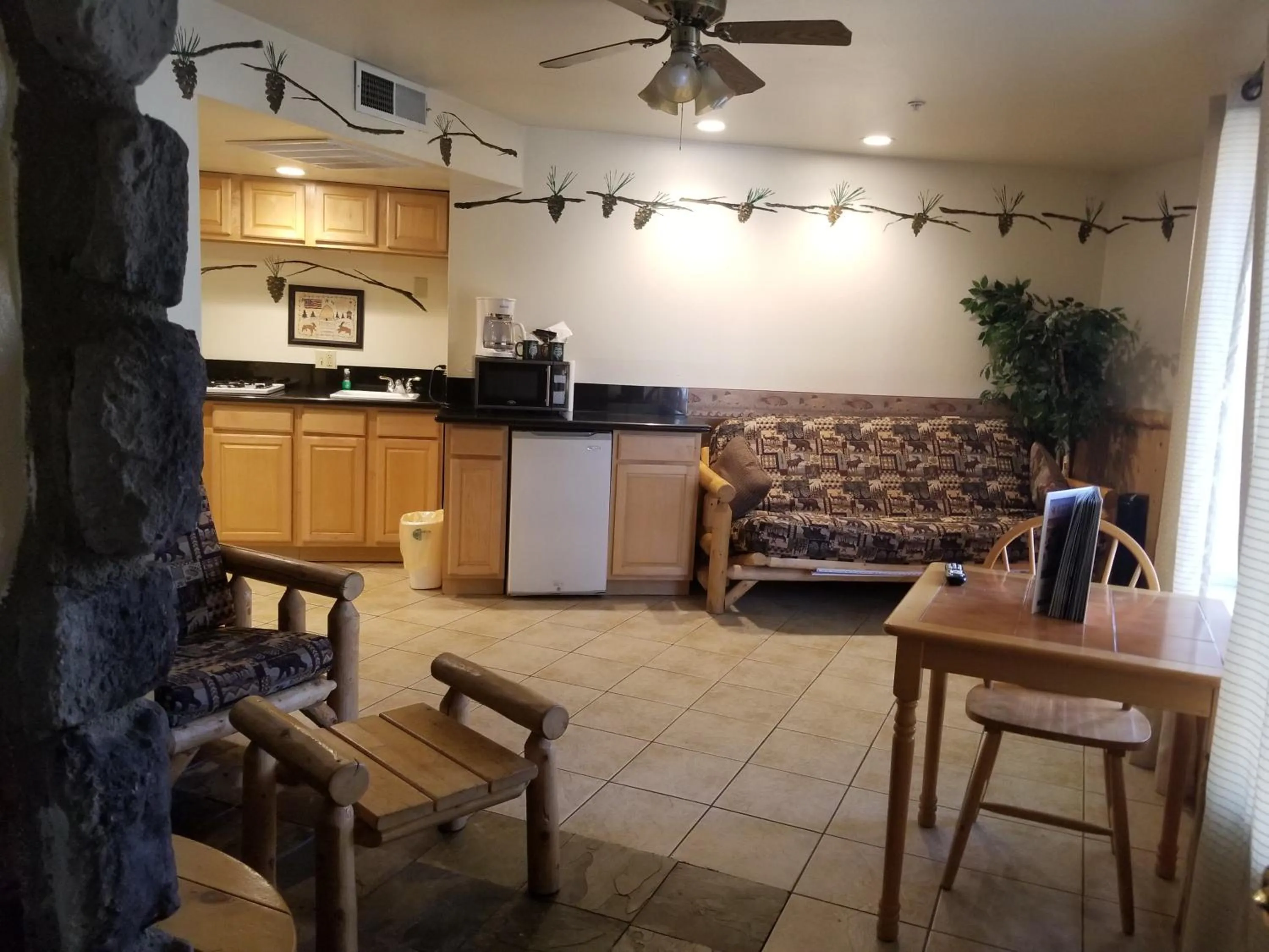 Deluxe Queen Suite - Accessible  in Fireside Lodge