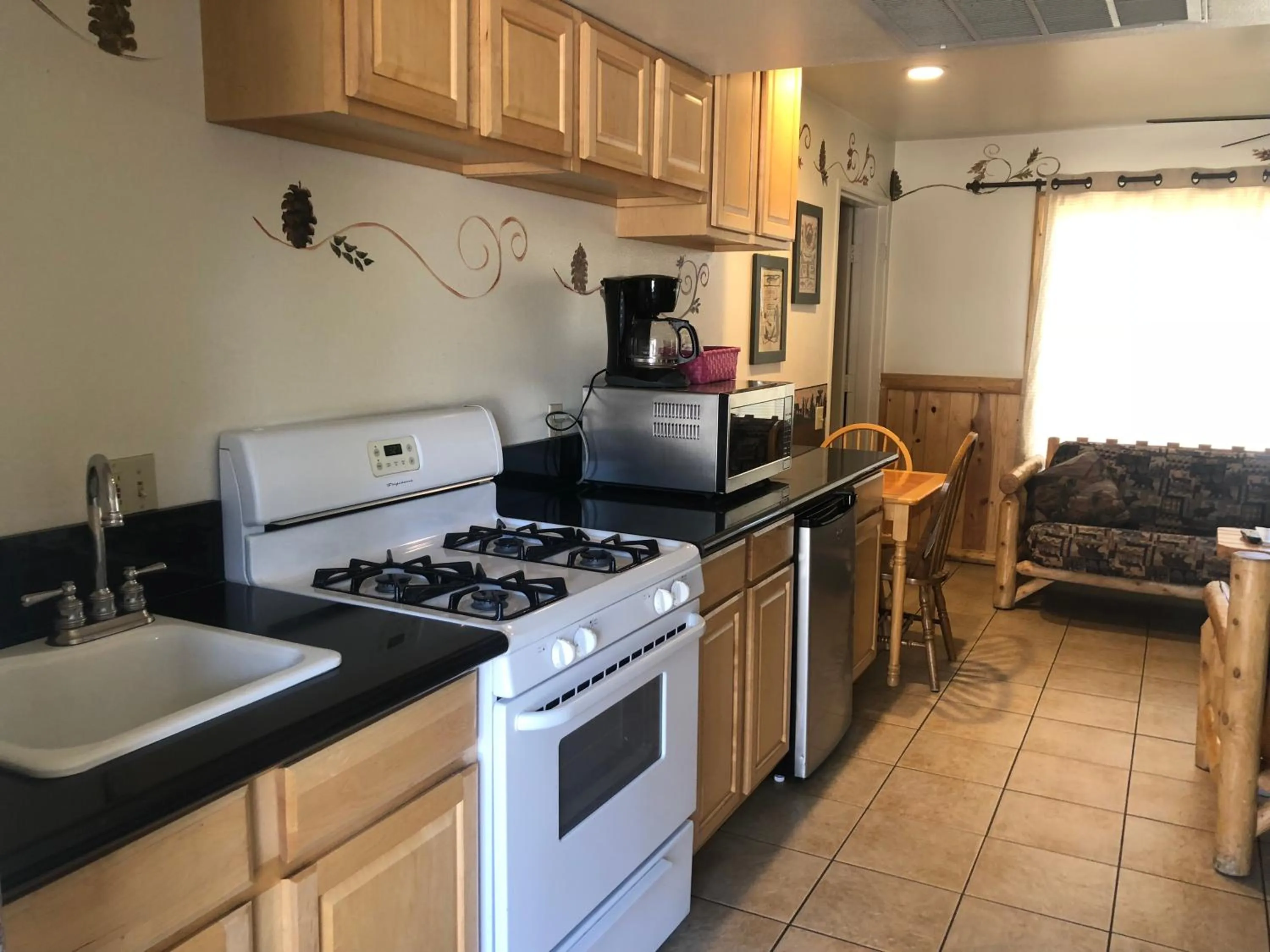 Coffee/tea facilities in Fireside Lodge