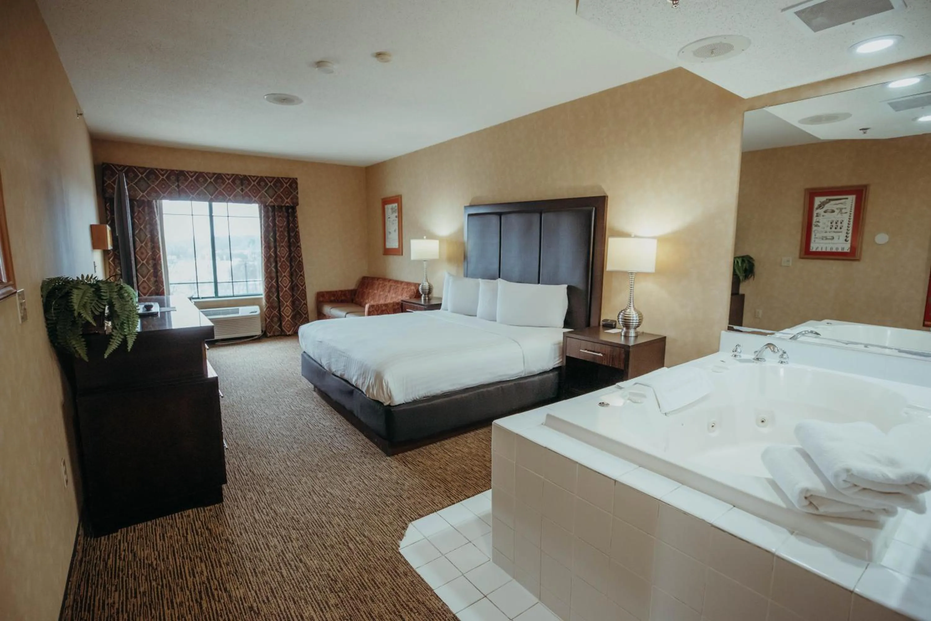 Hot Tub, Bed in Wildwood Lodge