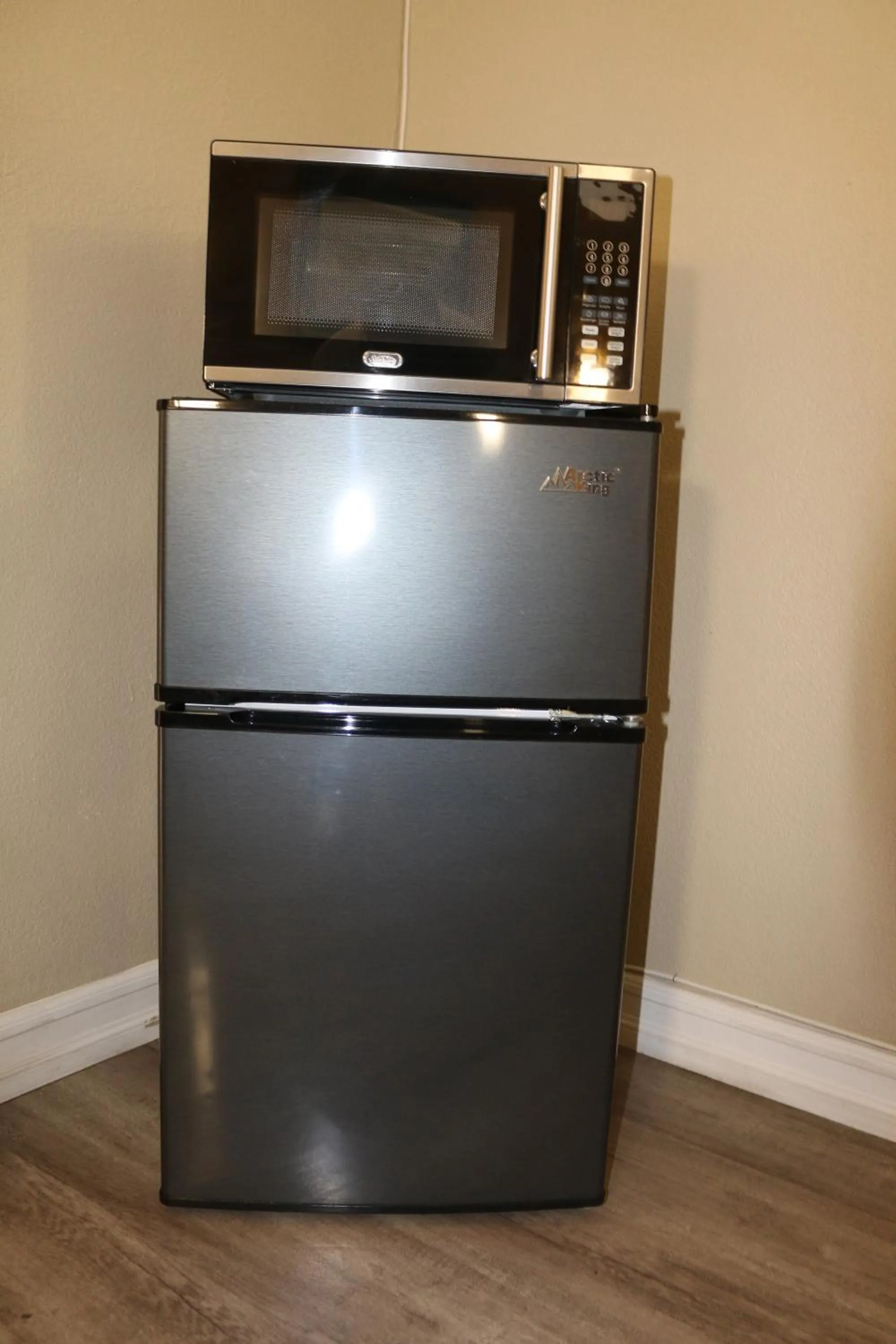 microwave in Budget Inn On Historic Route 66, Barstow