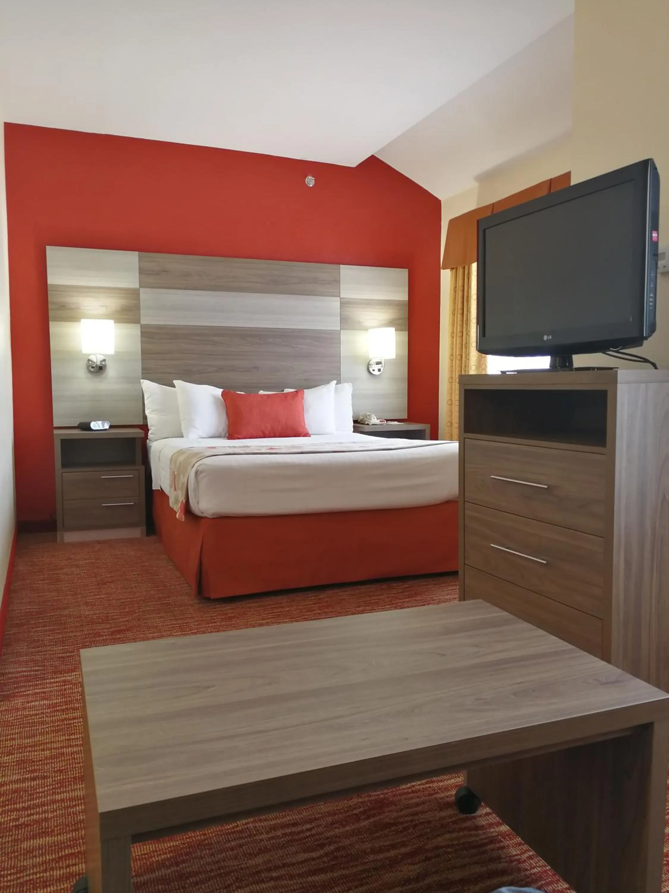 Bed in Hawthorn Suites Irving DFW South