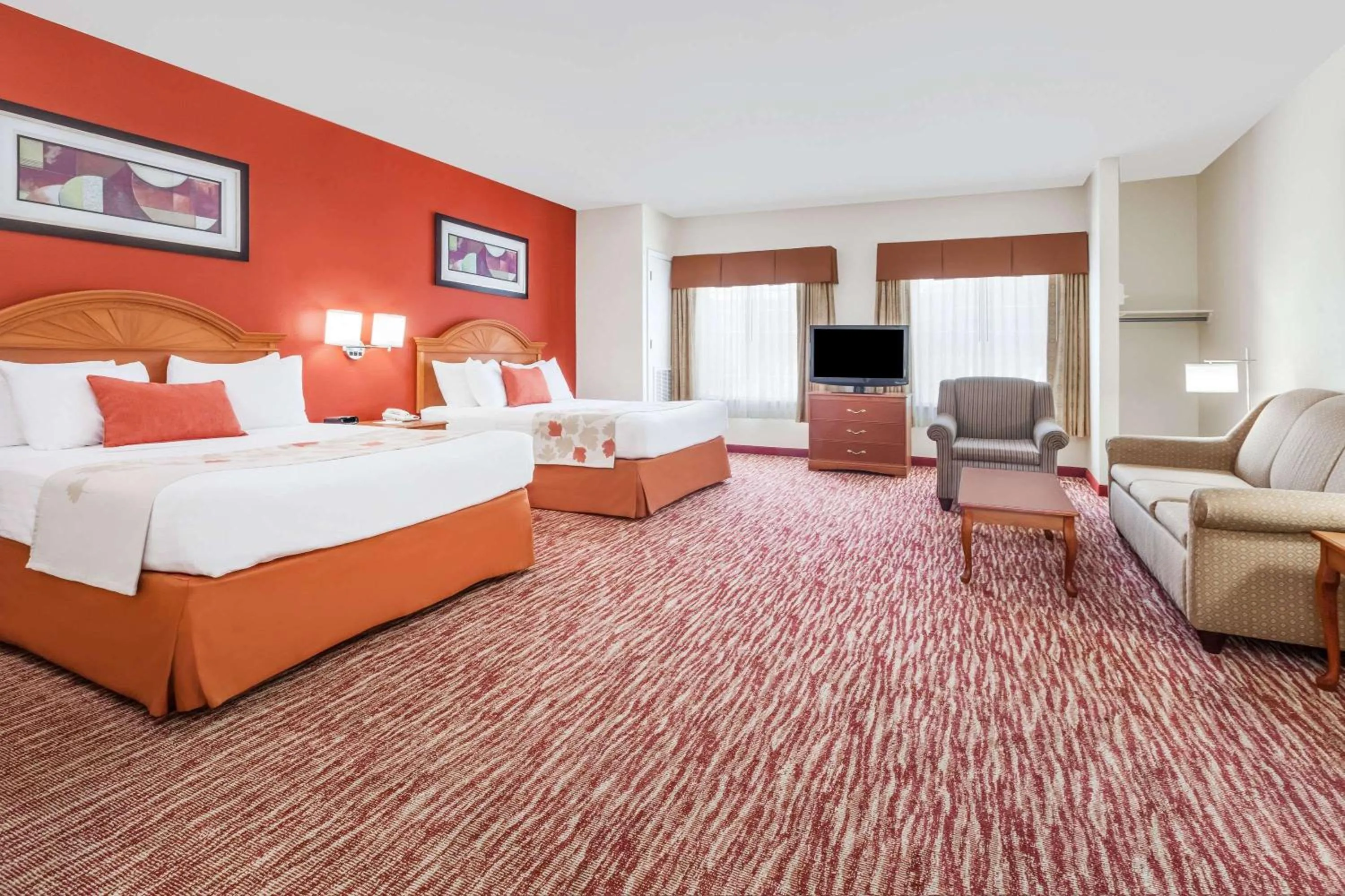 Photo of the whole room, Bed in Hawthorn Suites Irving DFW South