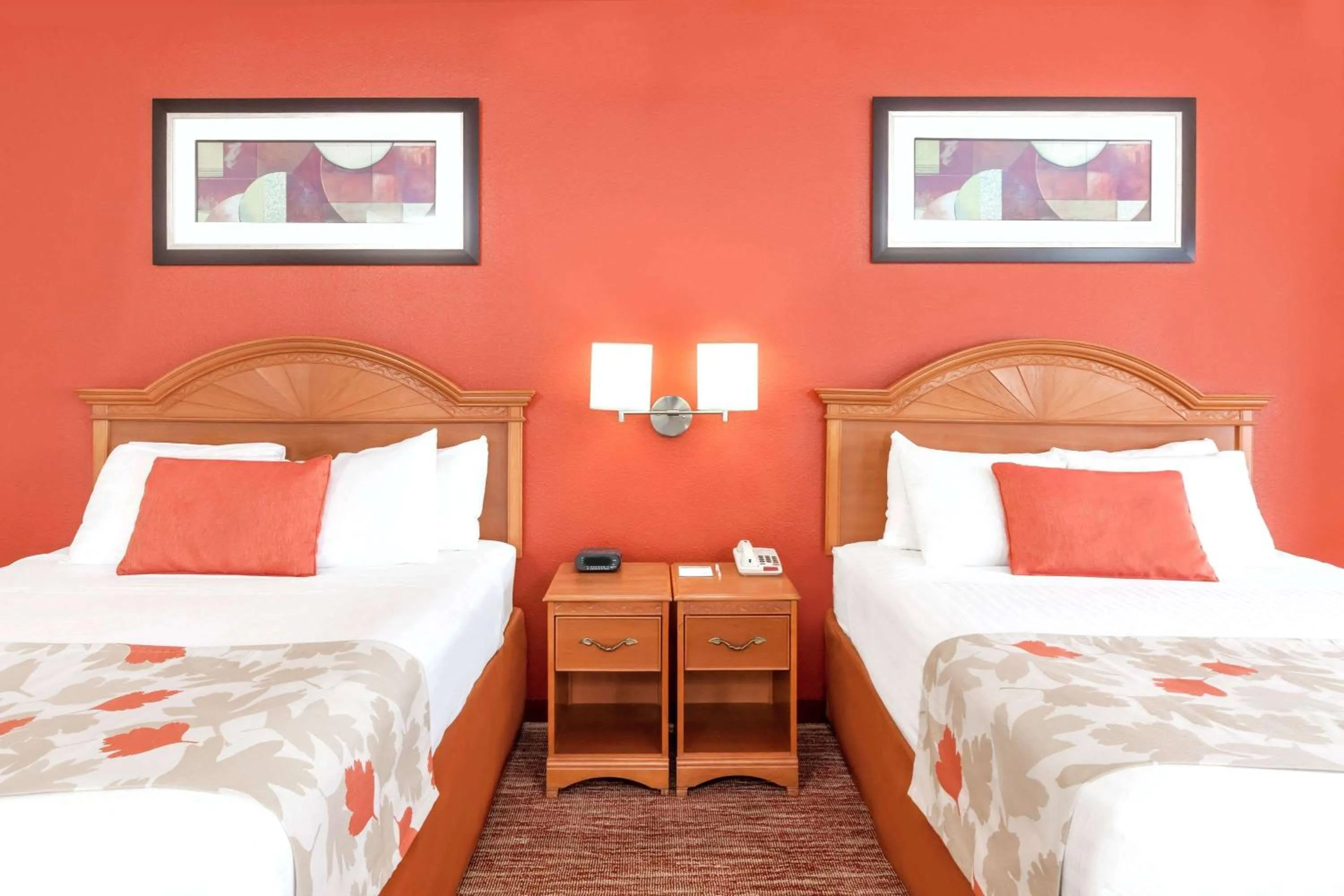 Photo of the whole room, Bed in Hawthorn Suites Irving DFW South