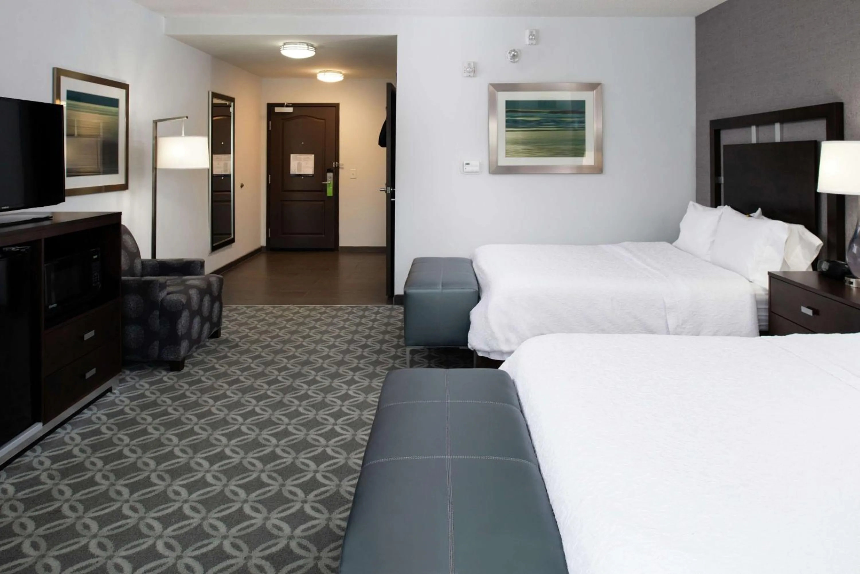 Photo of the whole room, Bed in Hampton Inn & Suites Greensboro/Coliseum Area