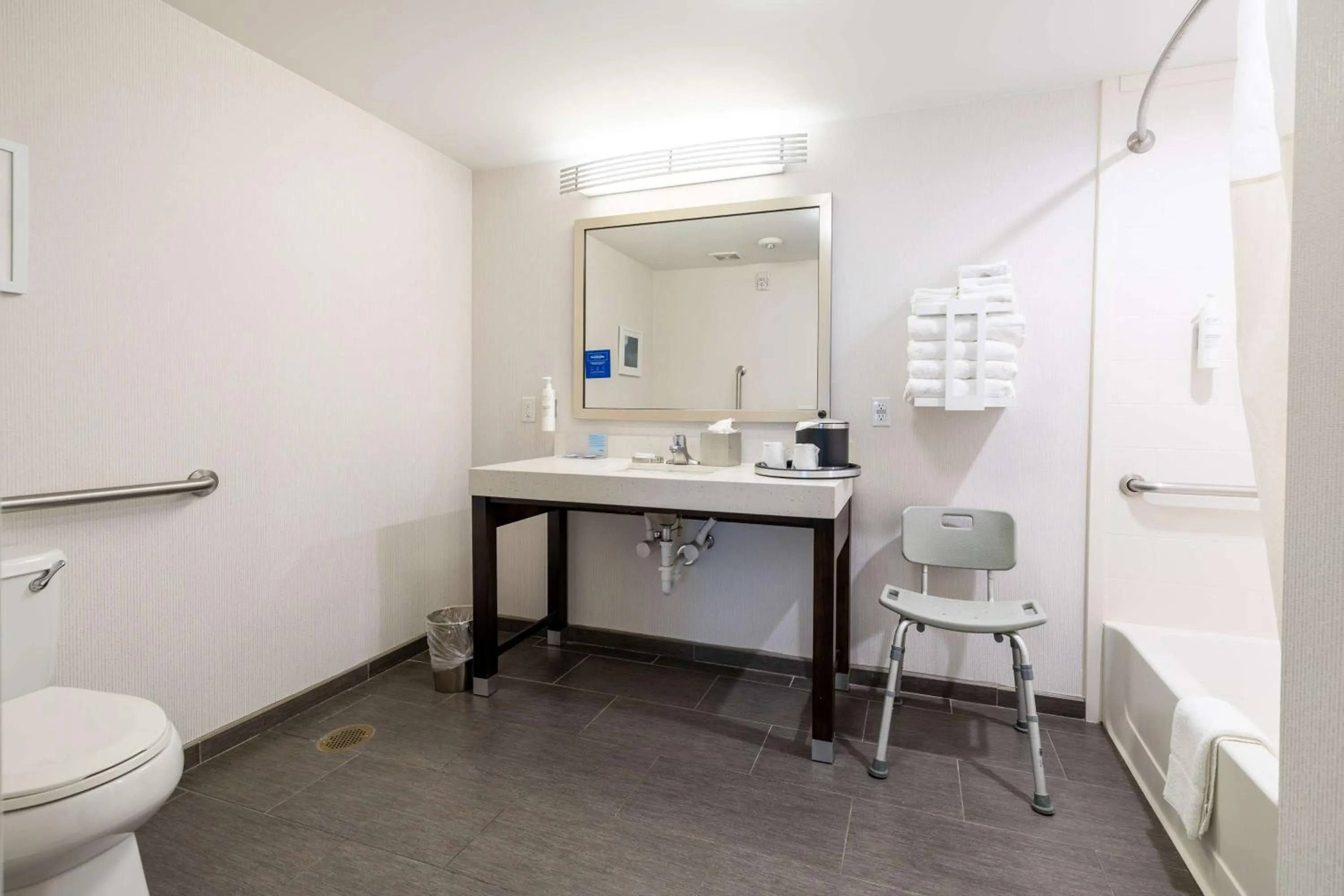 Bathroom in Hampton Inn & Suites Greensboro/Coliseum Area