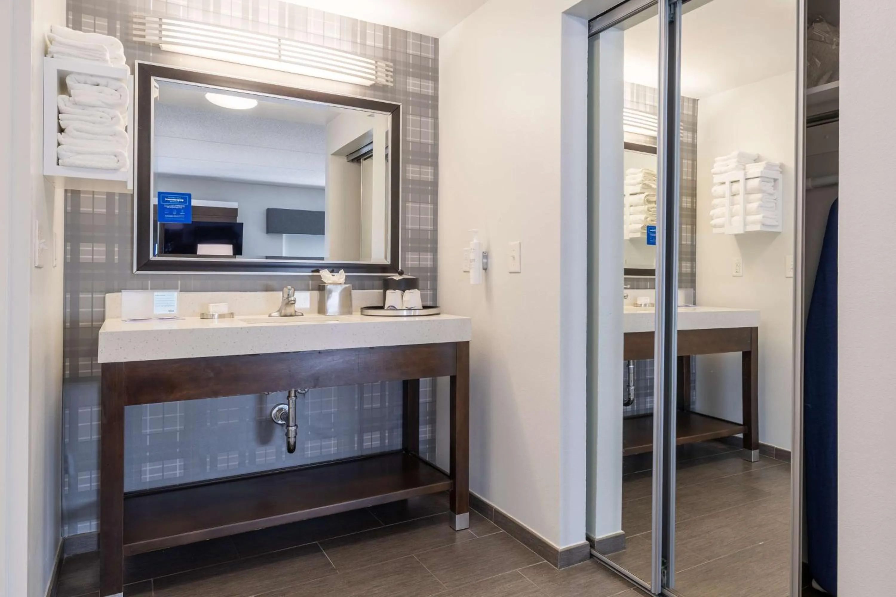 Bathroom in Hampton Inn & Suites Greensboro/Coliseum Area