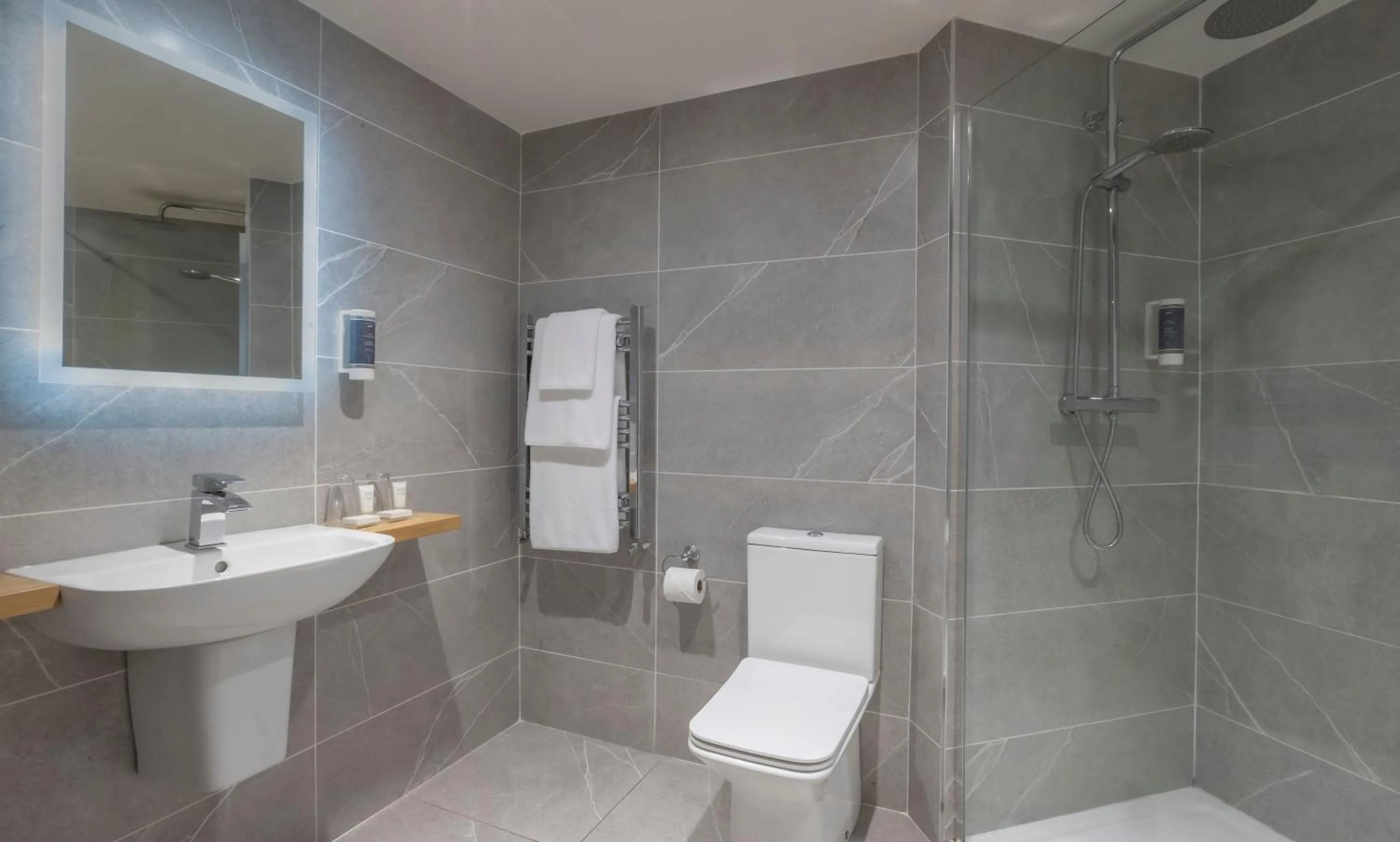 Bathroom in Killarney Heights Hotel