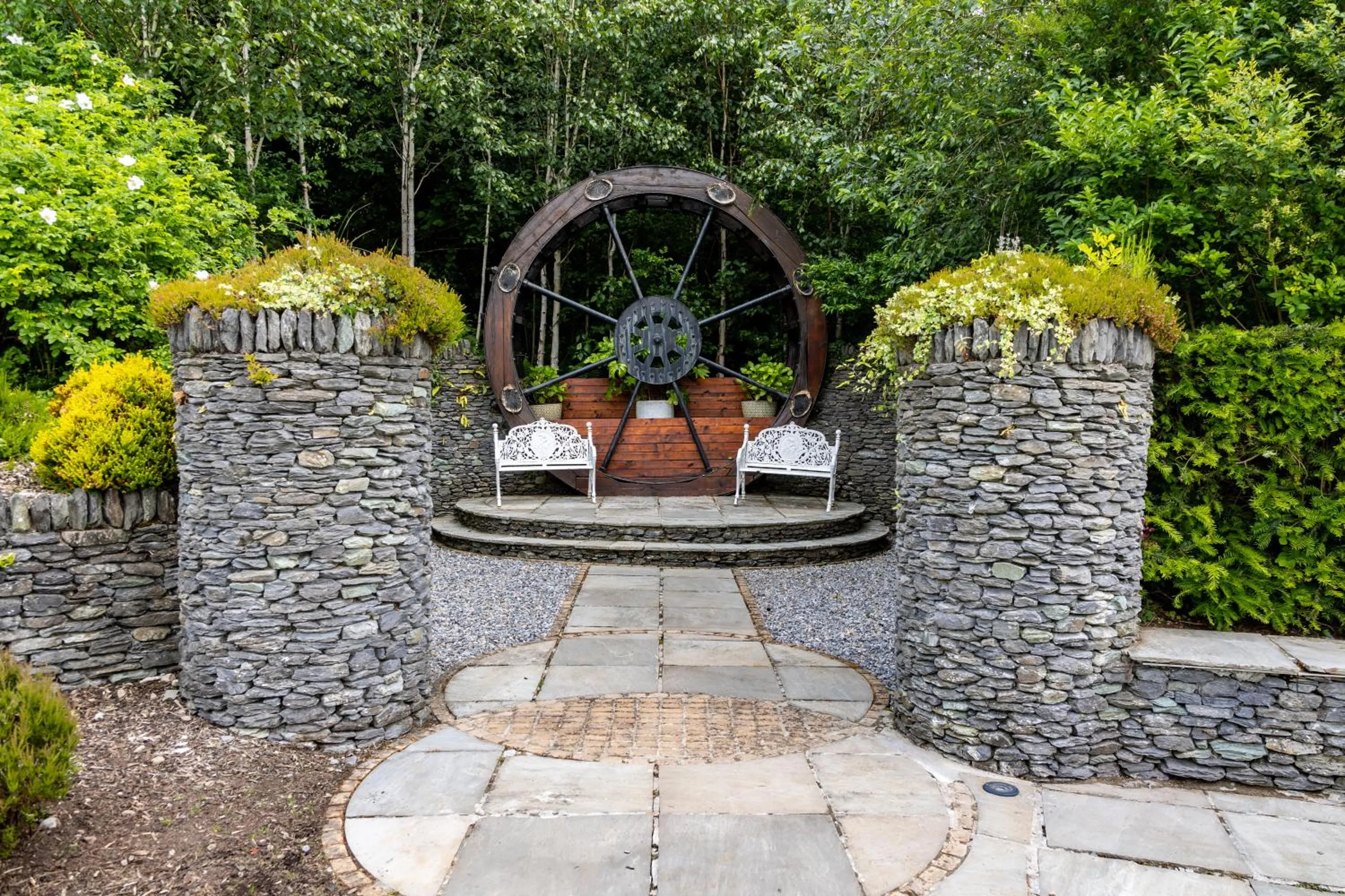 Garden in Killarney Heights Hotel