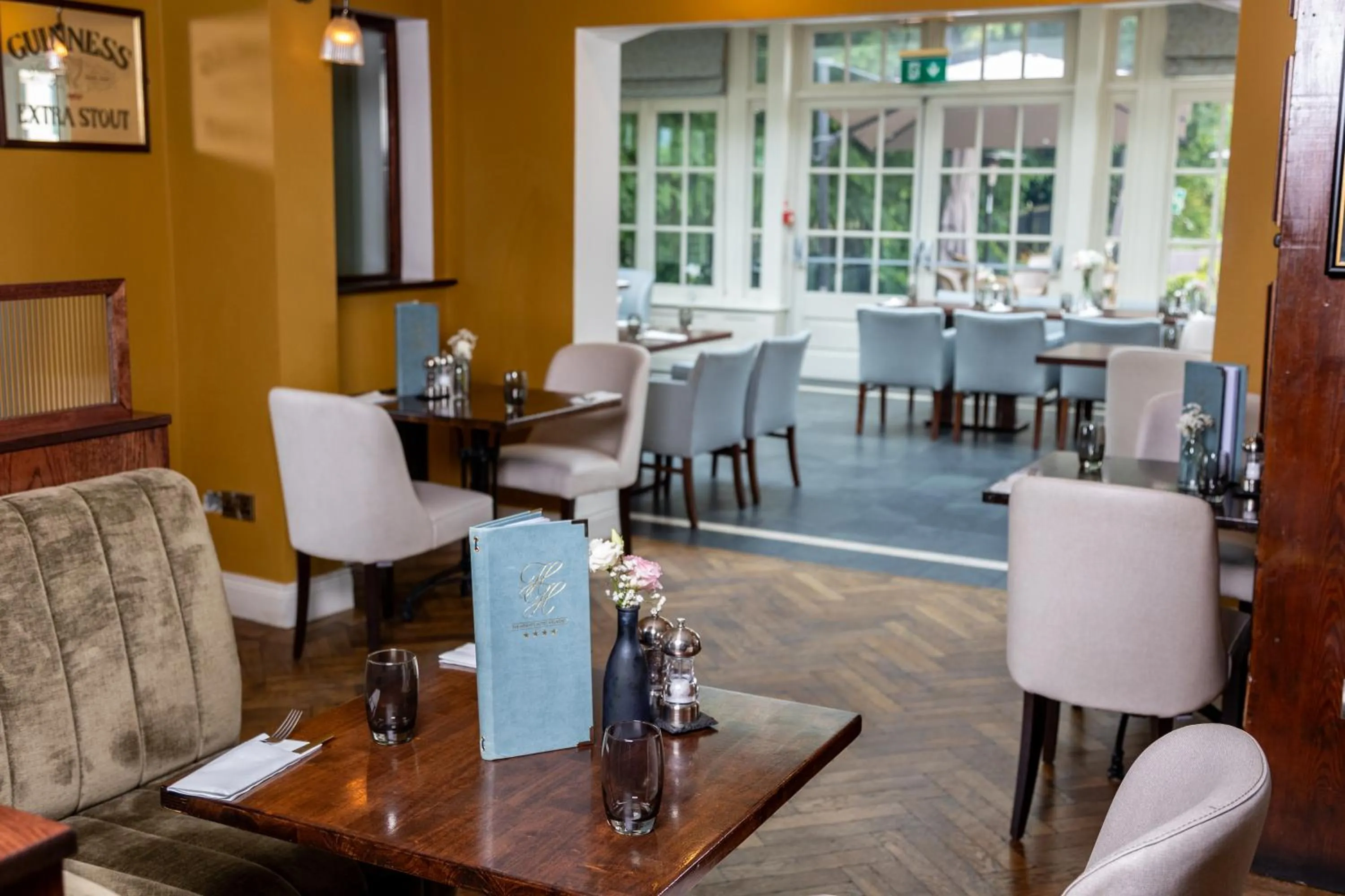 Restaurant/places to eat in Killarney Heights Hotel