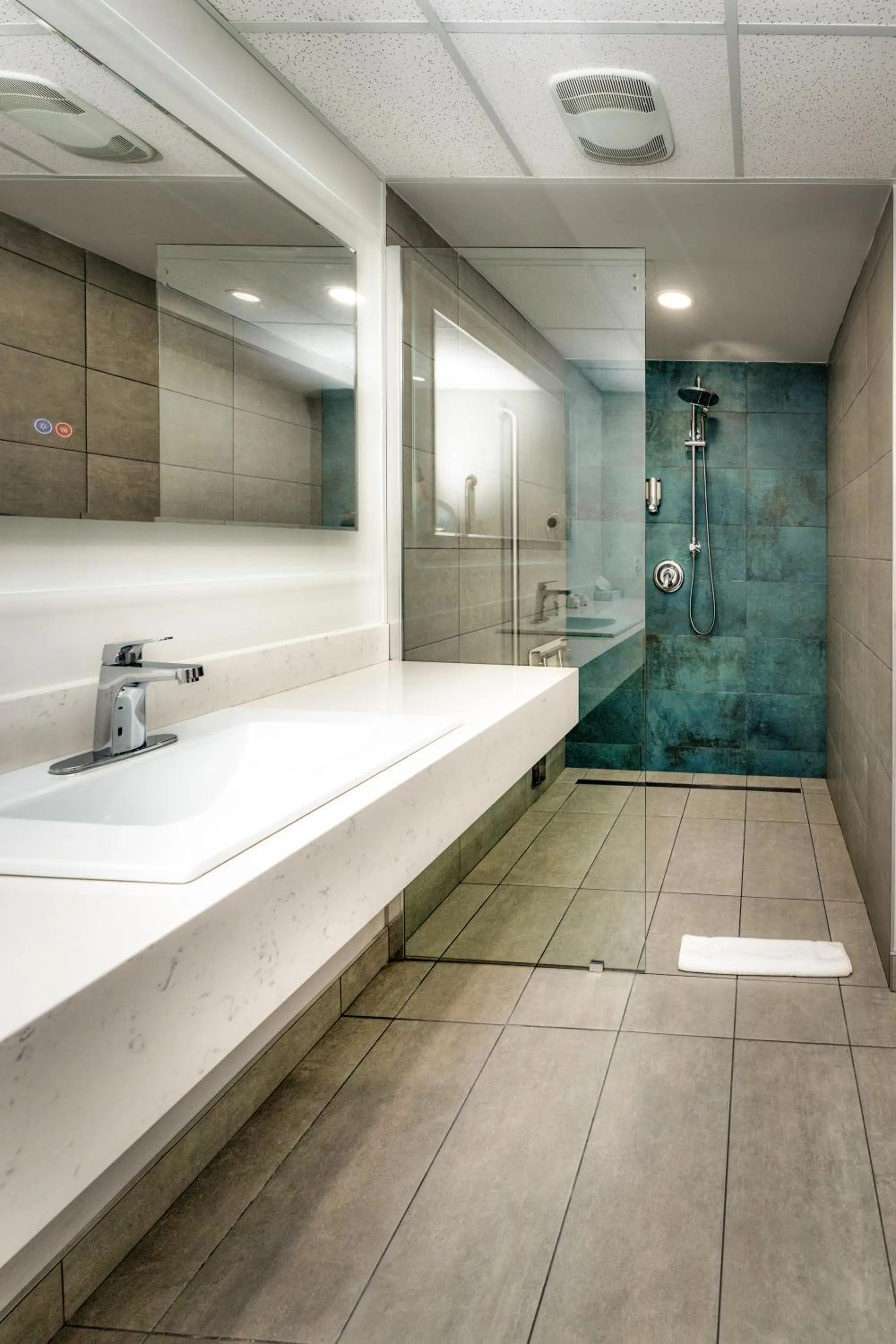 Shower in Clarion Pointe La Malbaie