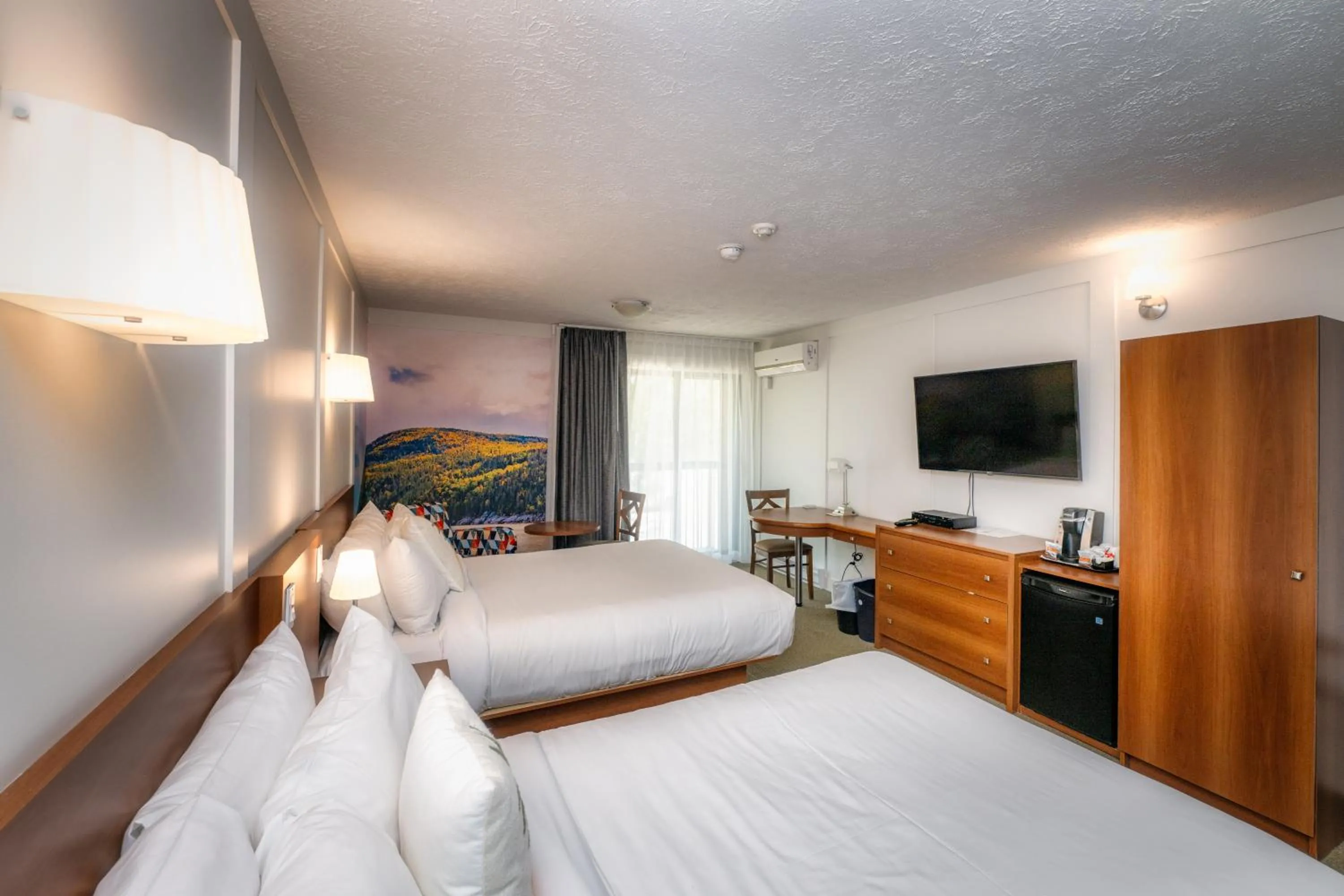 Photo of the whole room, Bed in Clarion Pointe La Malbaie