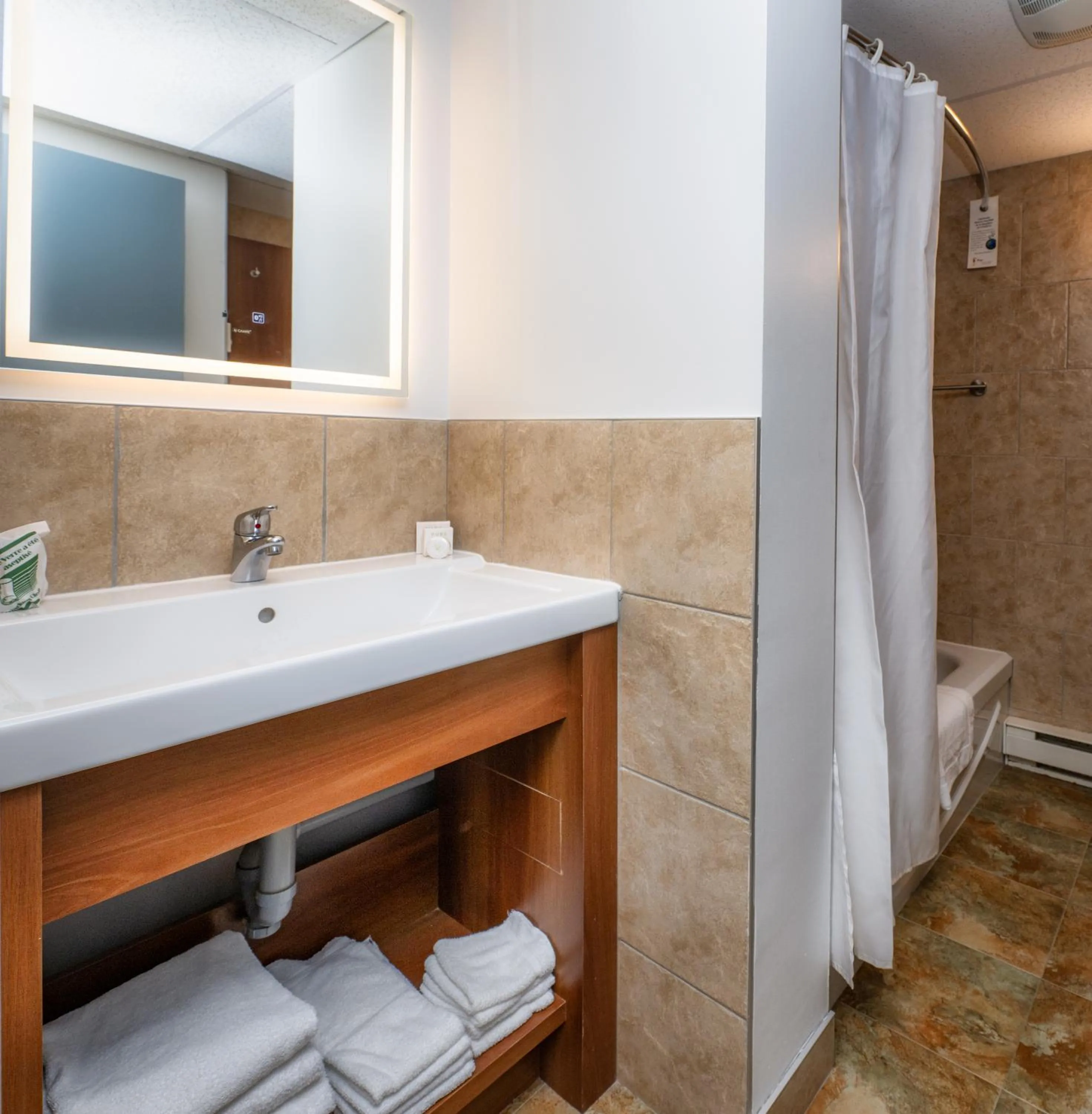 Shower in Clarion Pointe La Malbaie