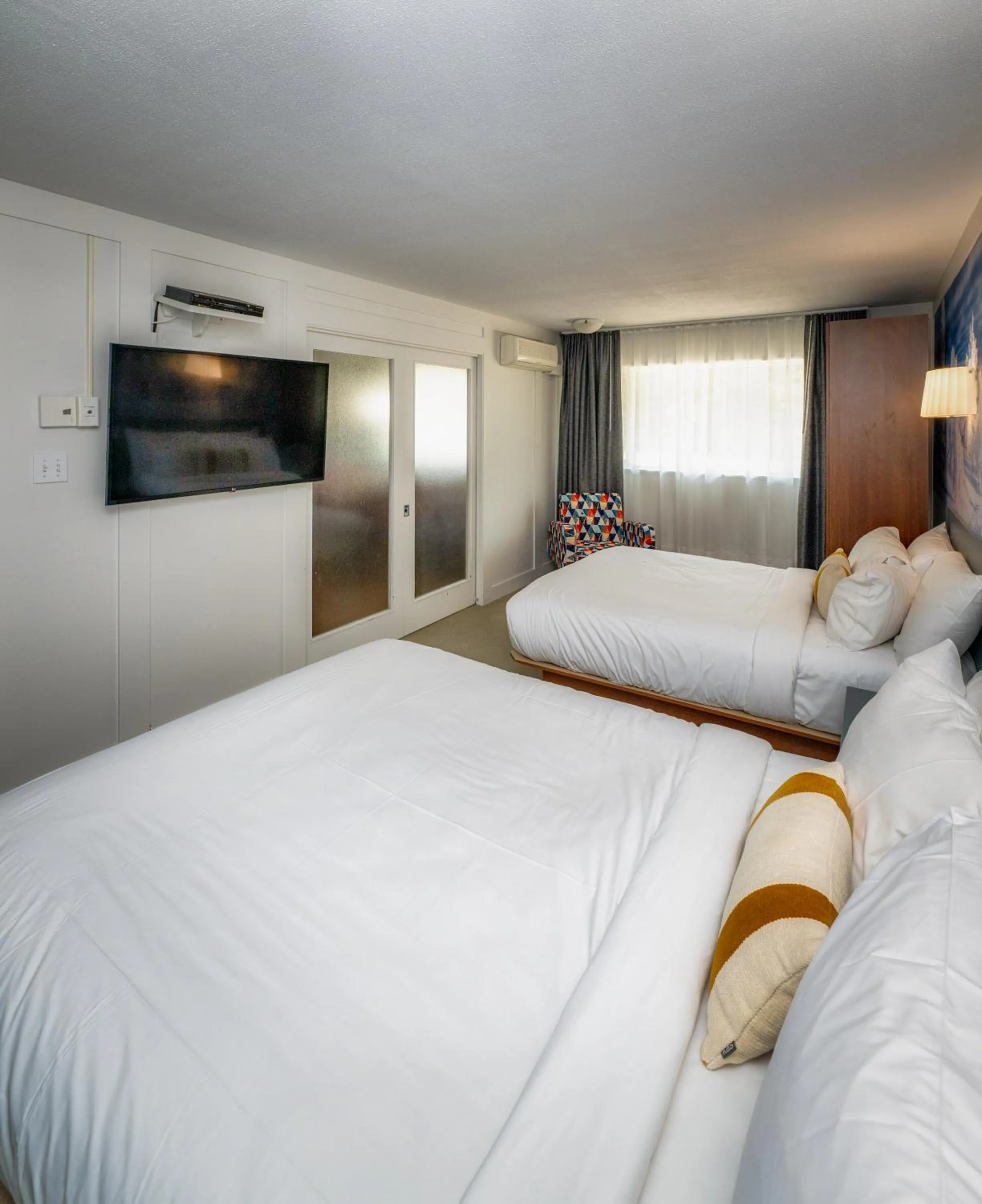 Photo of the whole room, Bed in Clarion Pointe La Malbaie