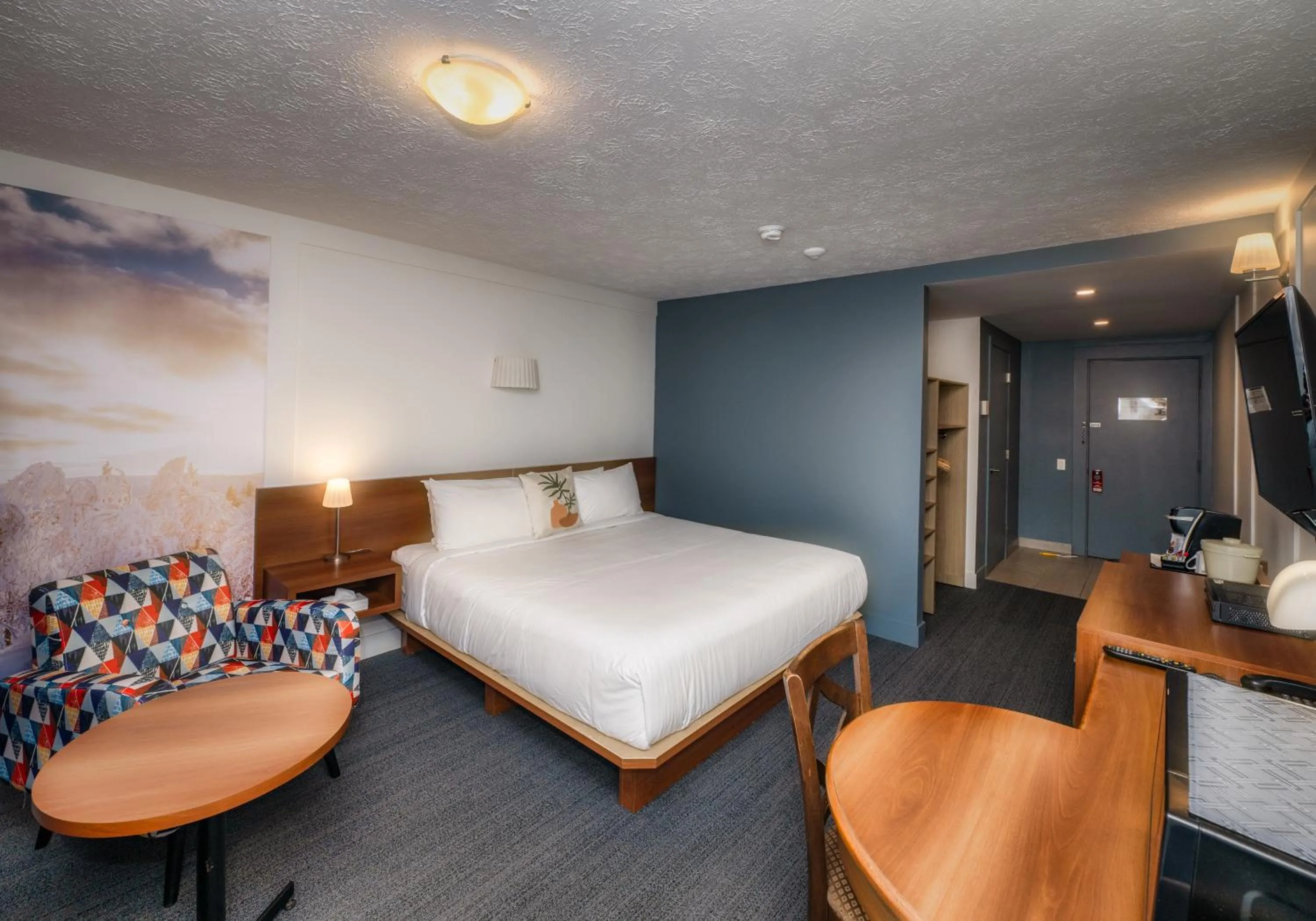 Photo of the whole room, Bed in Clarion Pointe La Malbaie