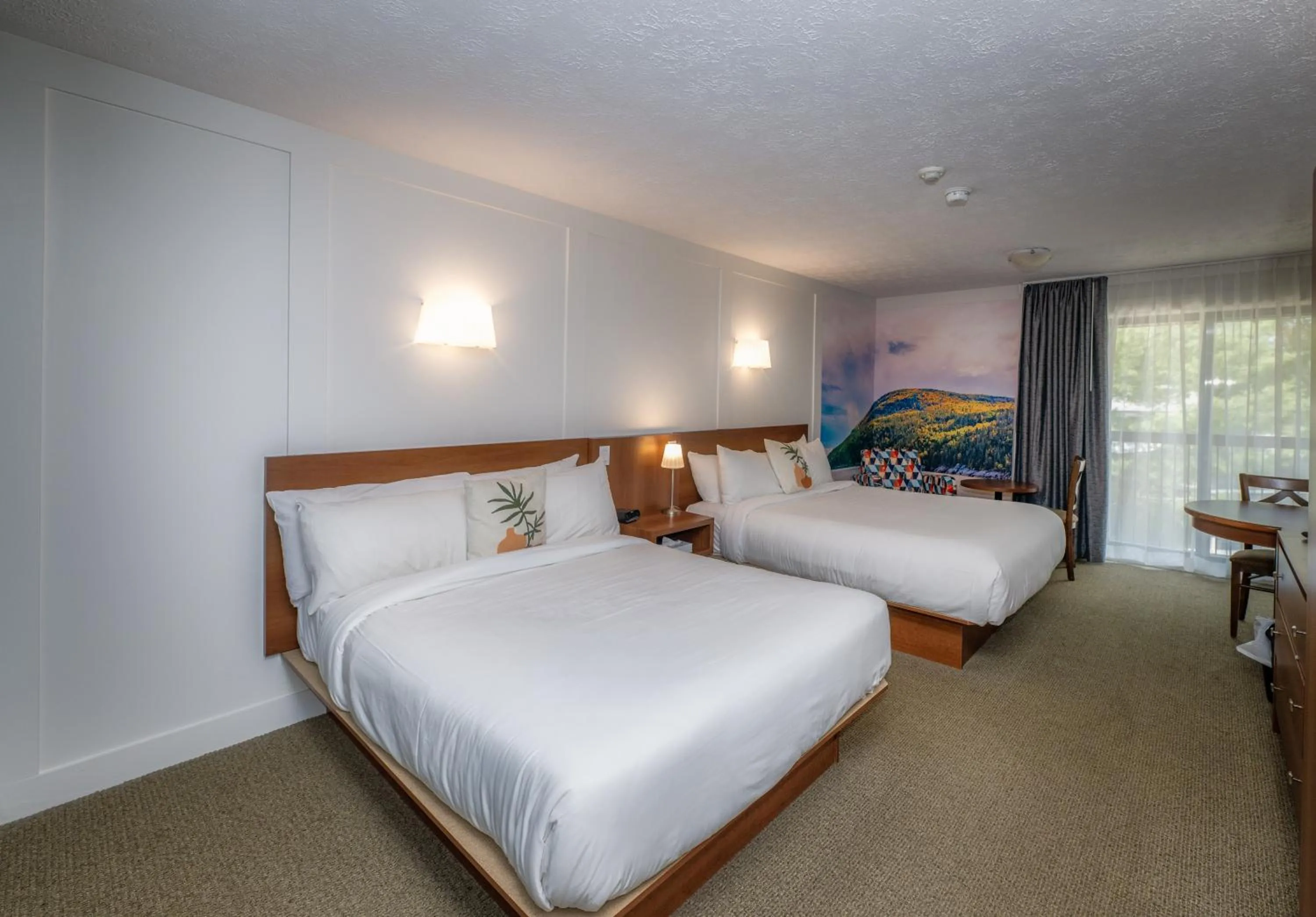 Photo of the whole room, Bed in Clarion Pointe La Malbaie