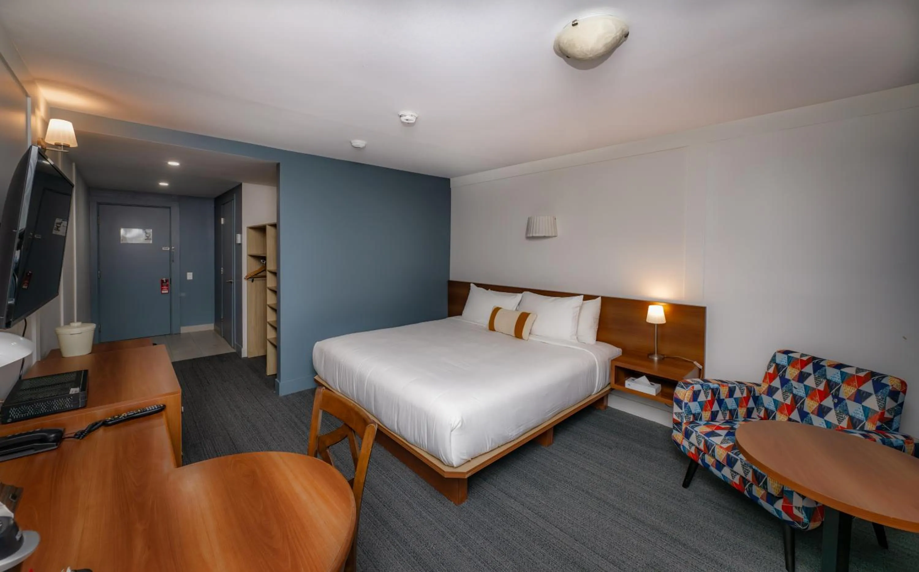 Photo of the whole room, Bed in Clarion Pointe La Malbaie