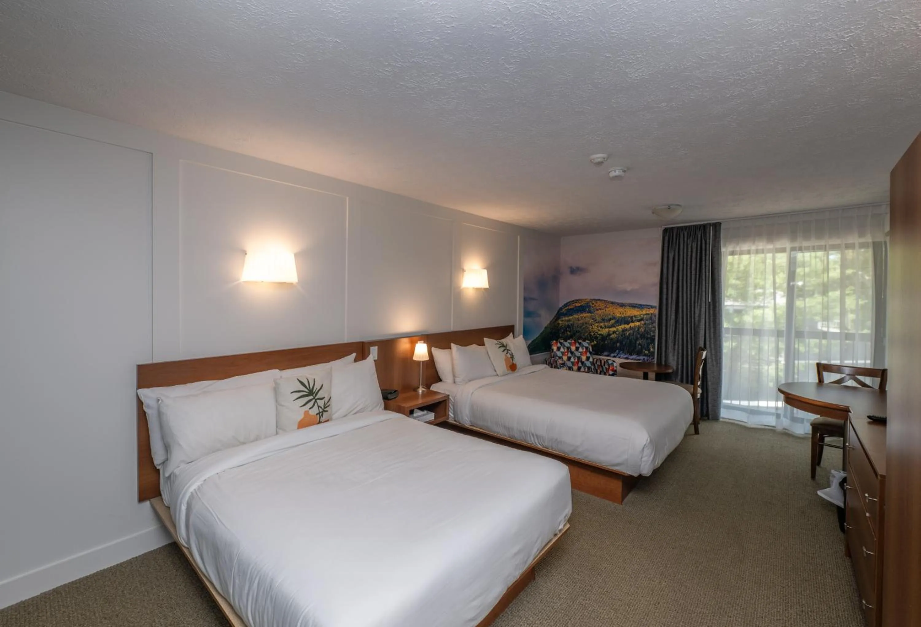 Photo of the whole room, Bed in Clarion Pointe La Malbaie