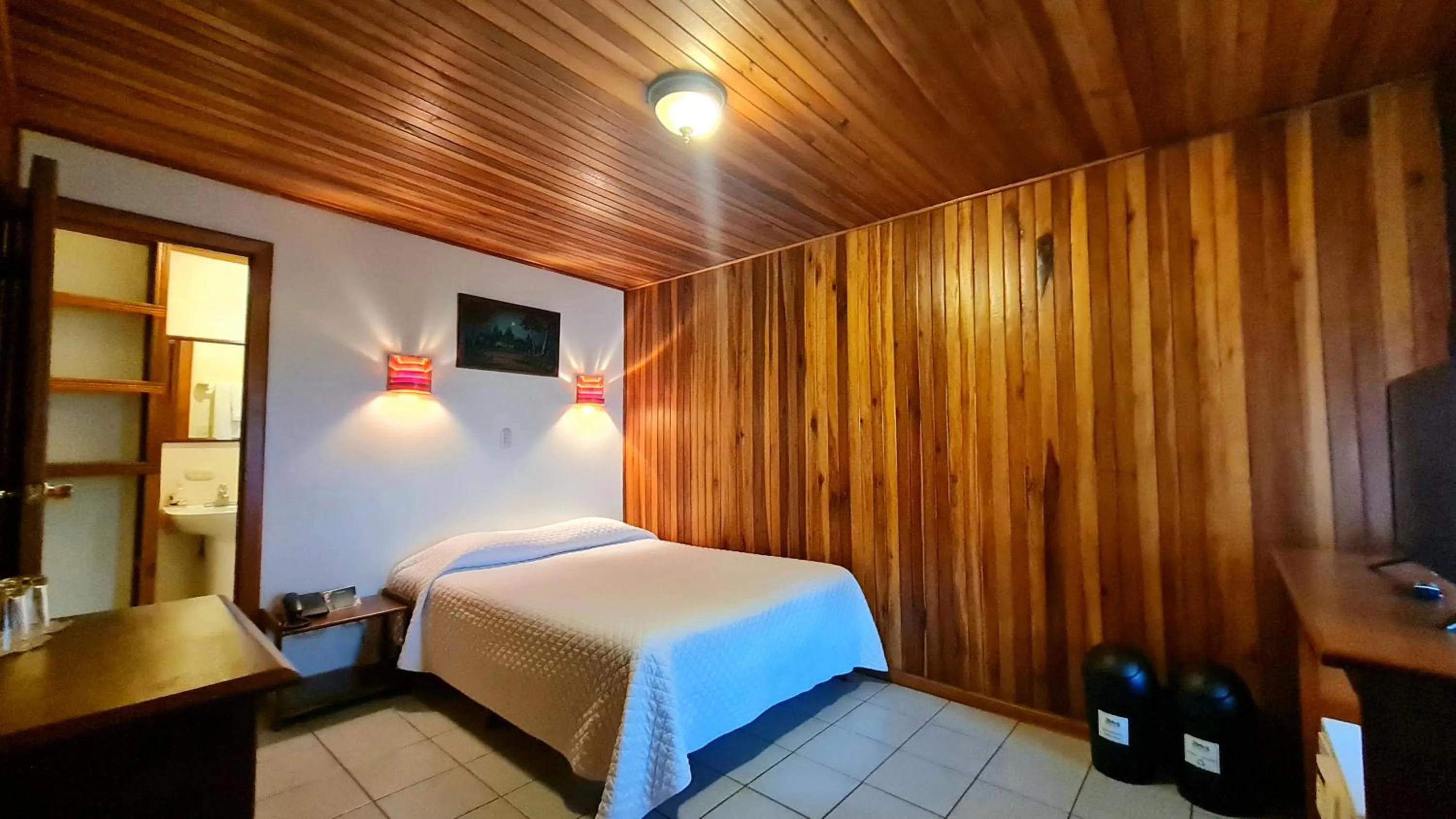 Bedroom, Bed in Monteverde Country Lodge - Costa Rica