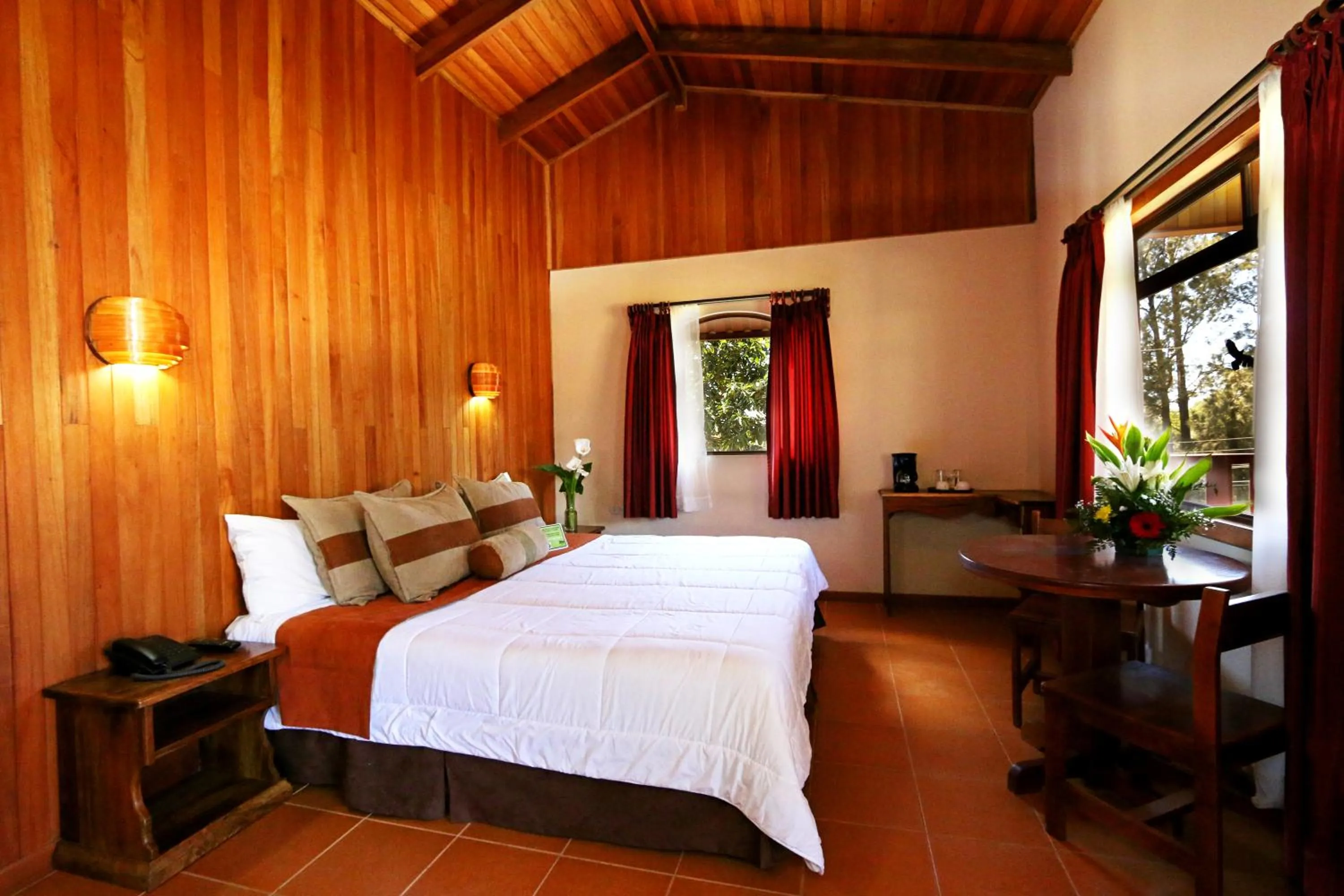 Photo of the whole room, Bed in Monteverde Country Lodge - Costa Rica