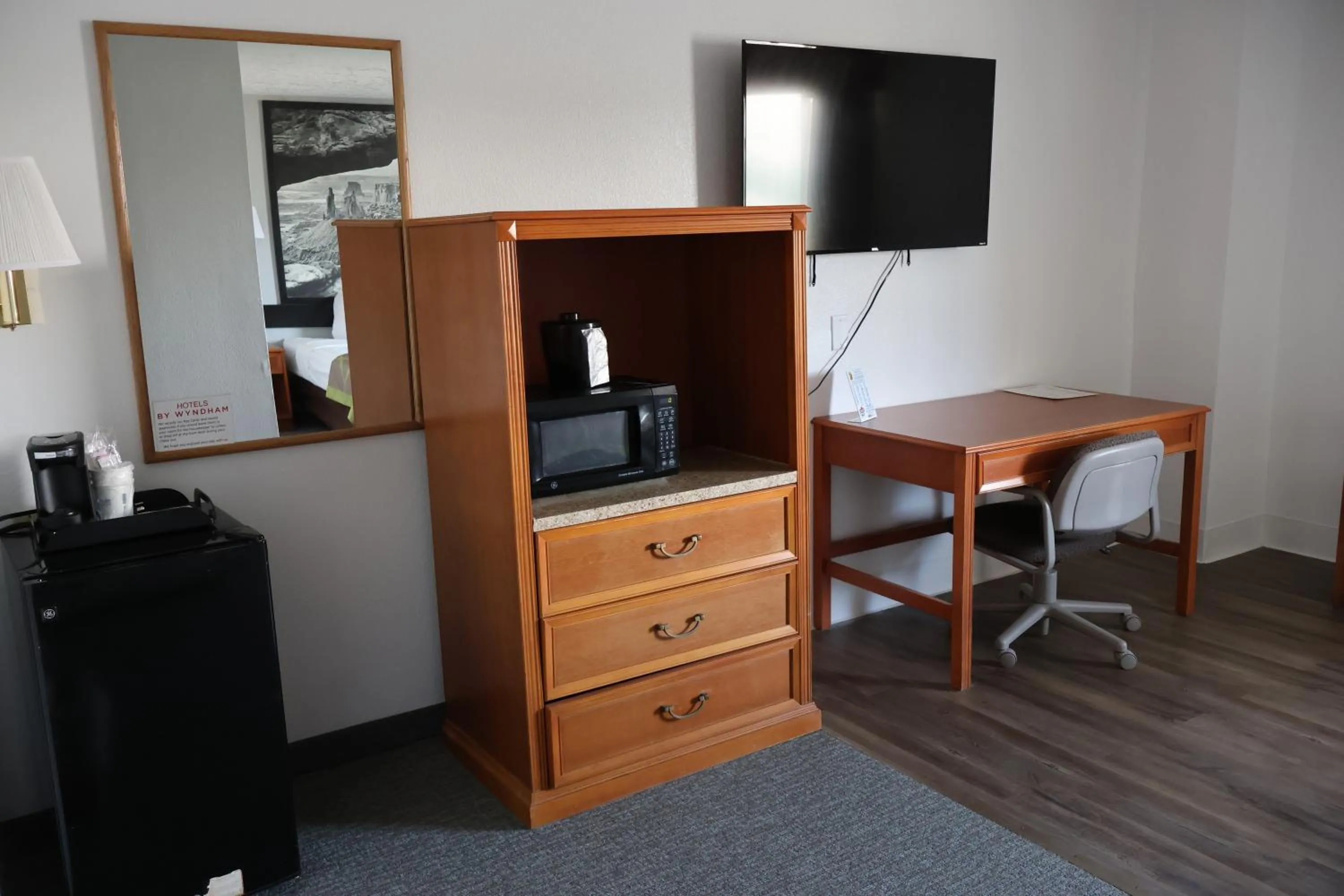 TV and multimedia in Super 8 by Wyndham Price