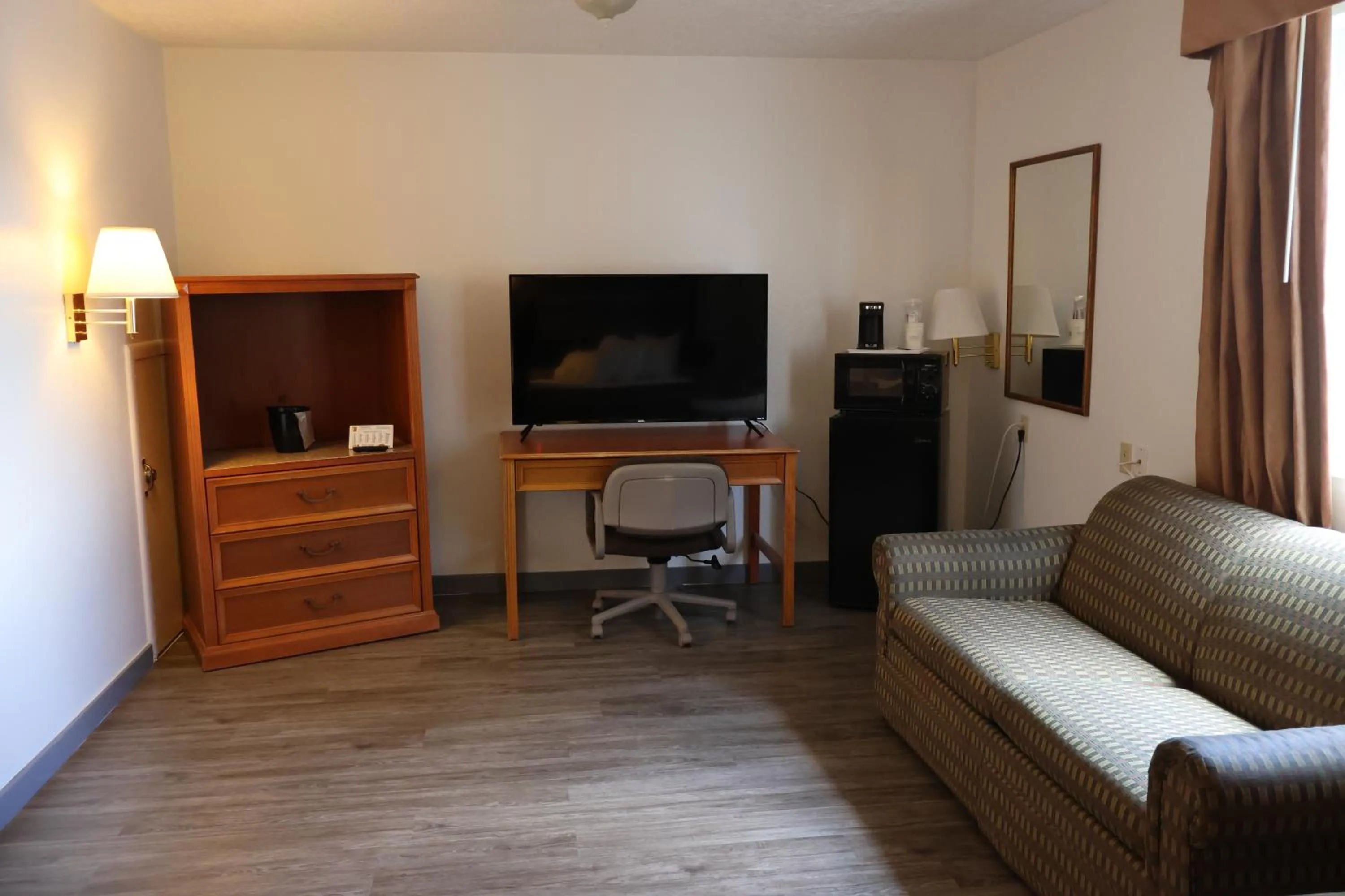 TV and multimedia in Super 8 by Wyndham Price