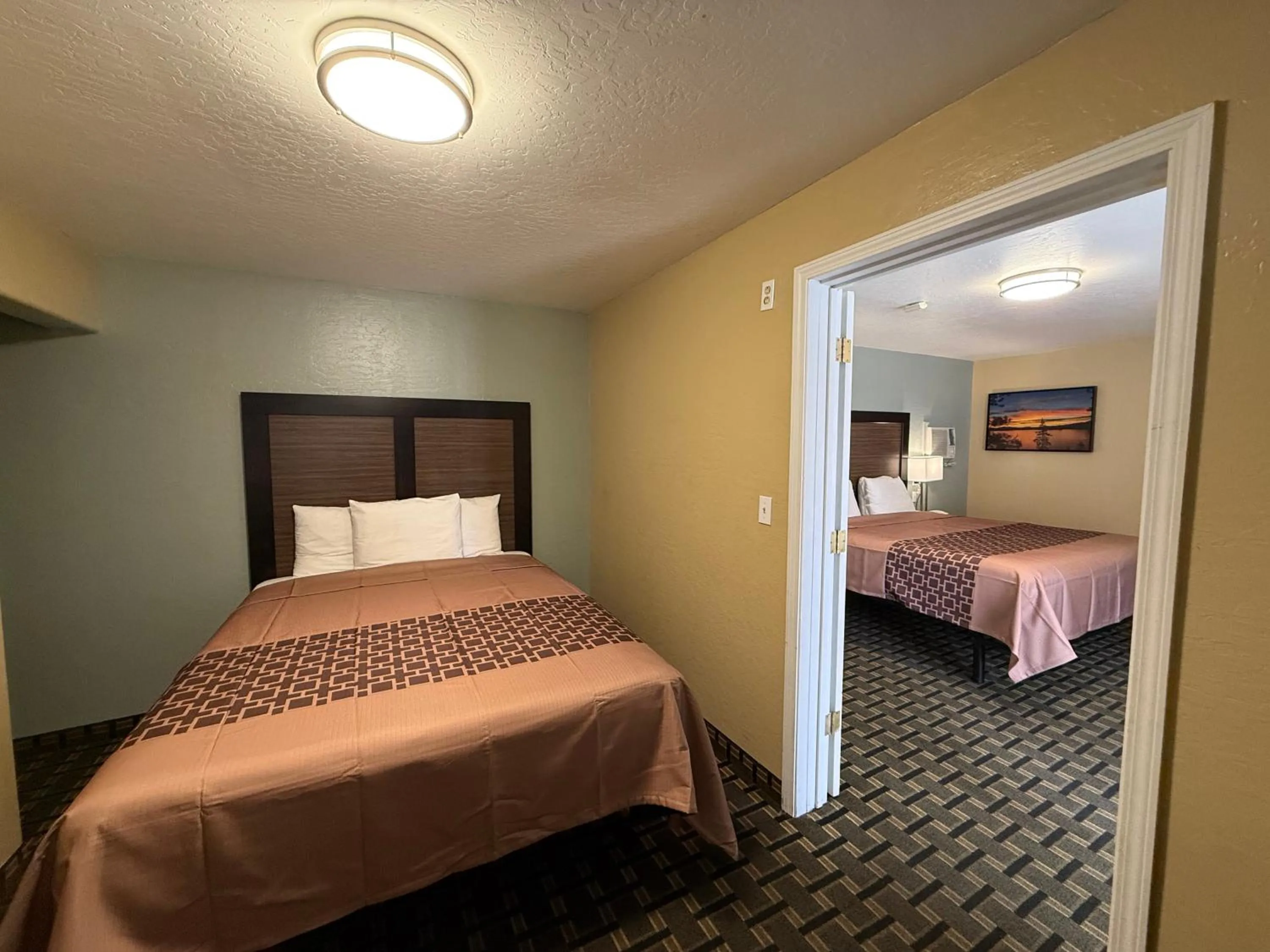 Photo of the whole room, Bed in Tahoe Sands Inn