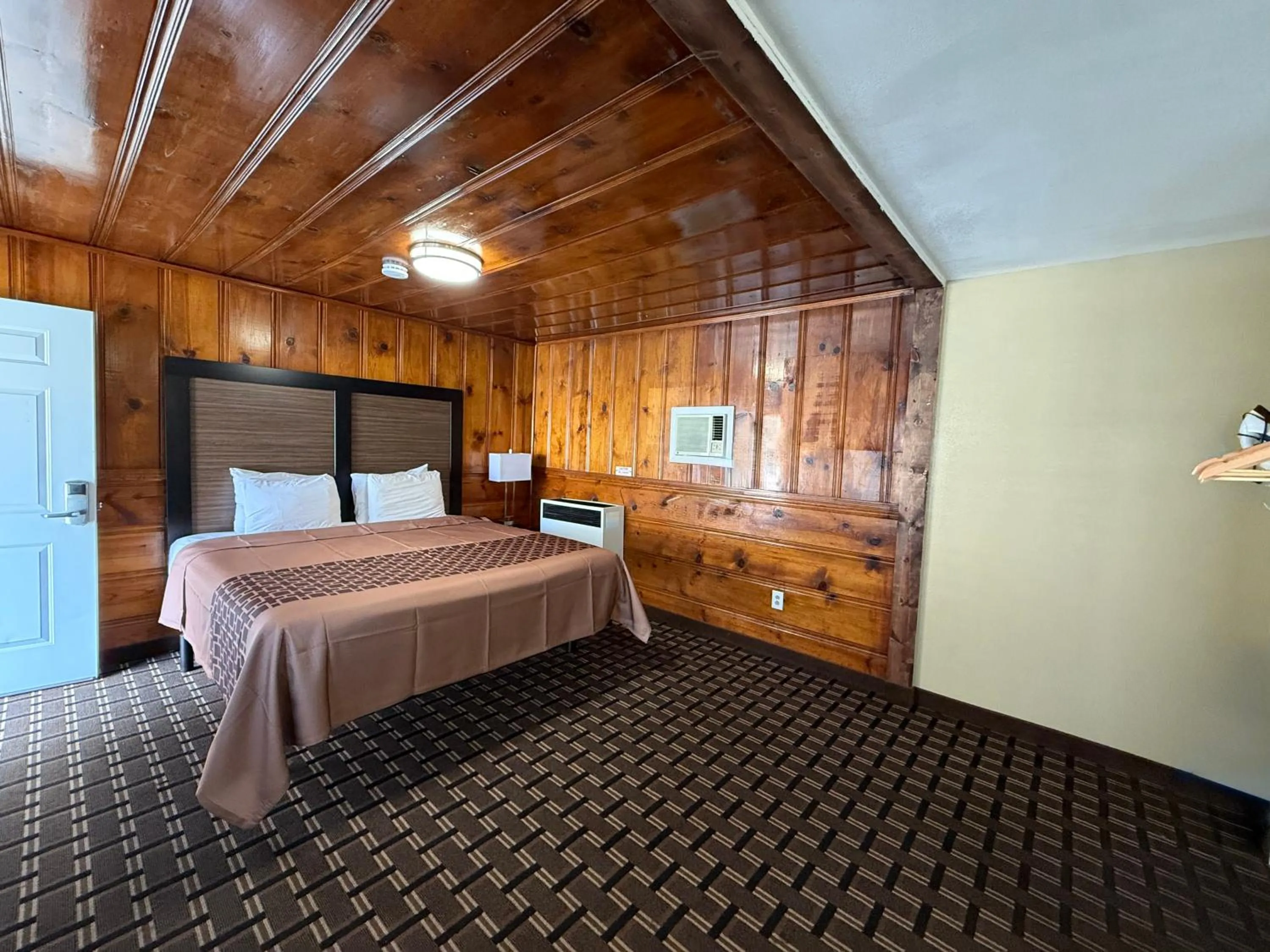 Bed in Tahoe Sands Inn