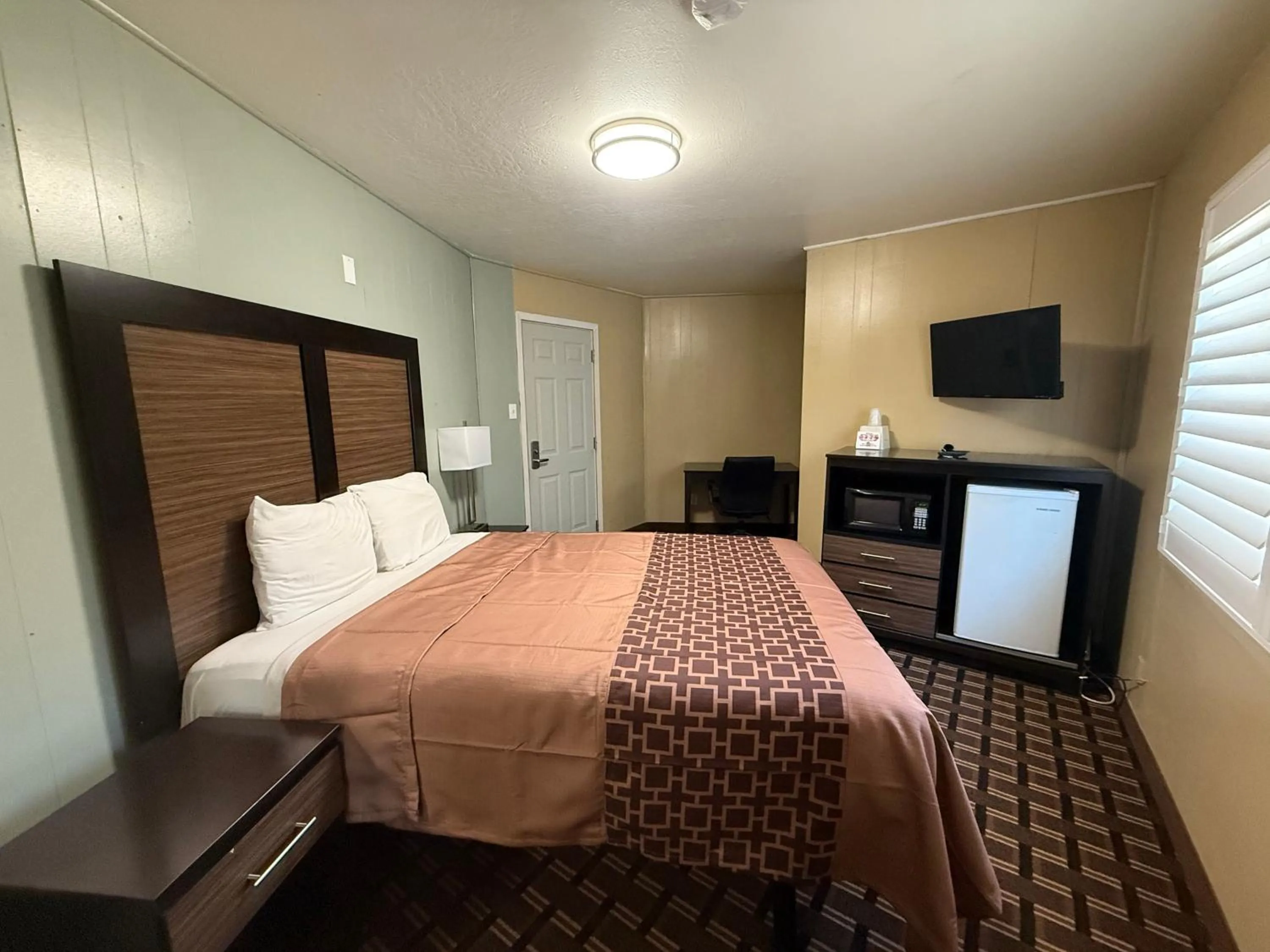 Bed in Tahoe Sands Inn