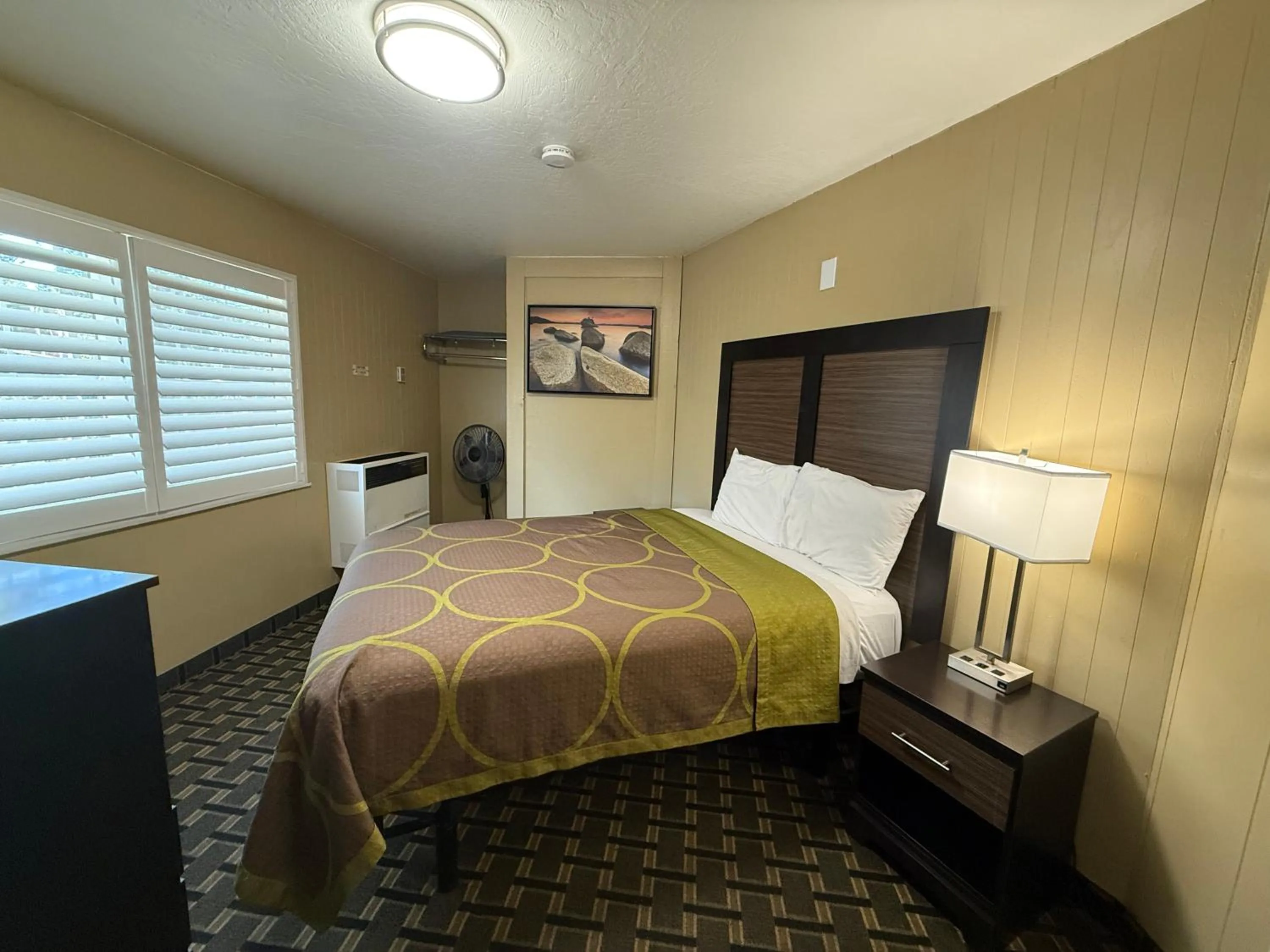 Bed in Tahoe Sands Inn