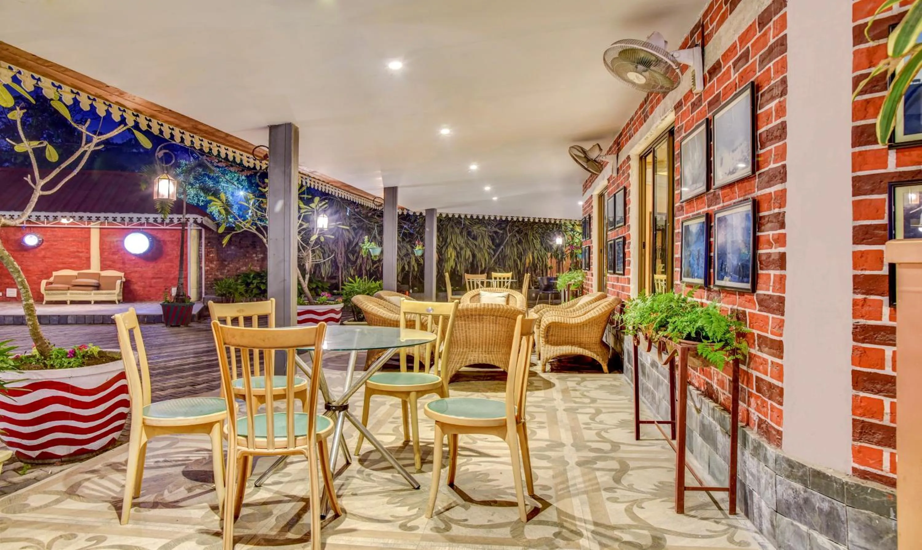 Restaurant/places to eat in Treebo Premium Blue Mountain Country Club And Resort