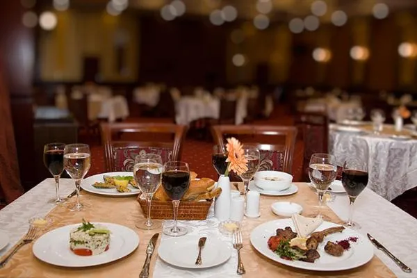 Restaurant/places to eat in Golden Coast Hotel