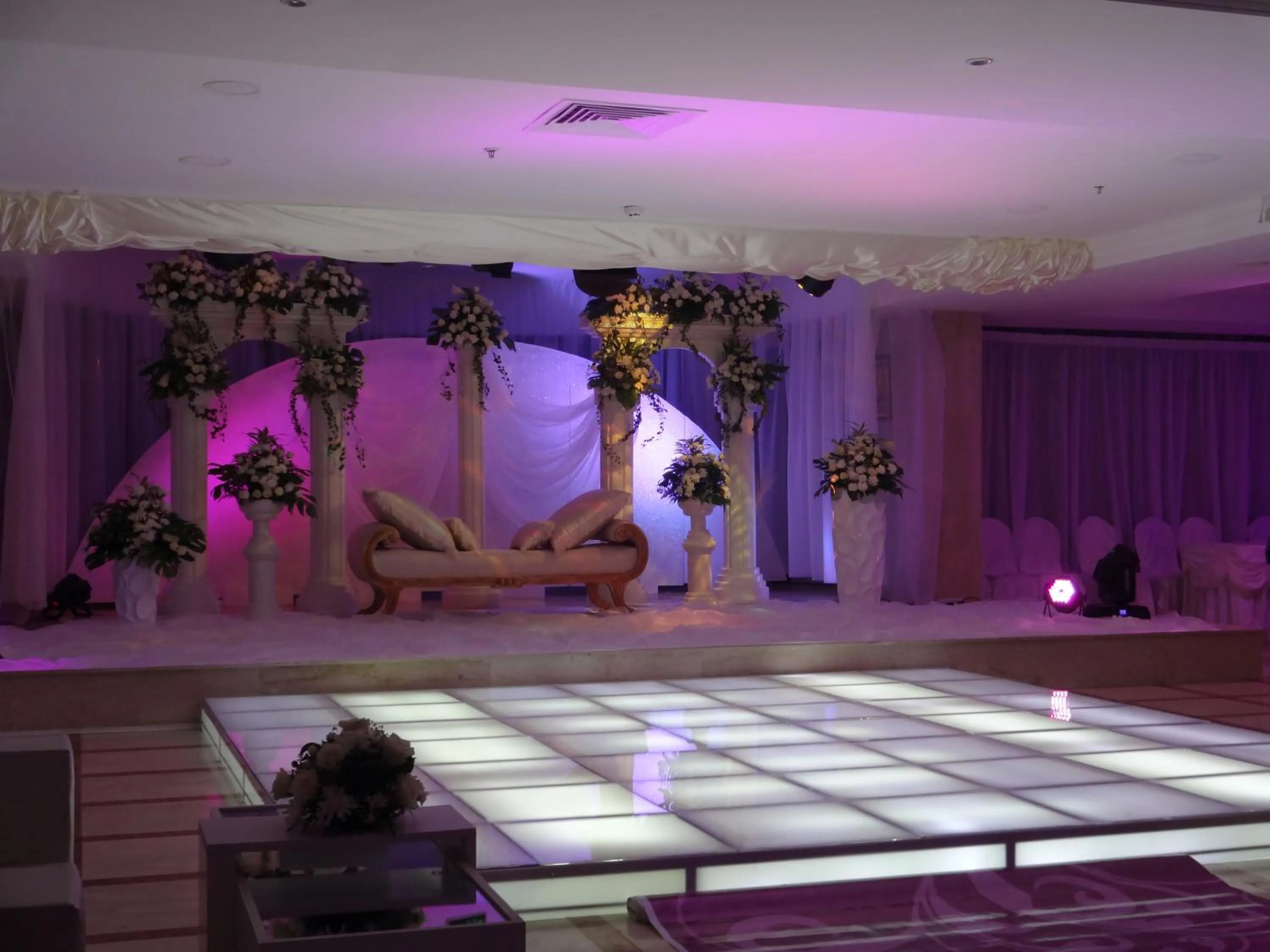 Business facilities in Qasr Al Sahab