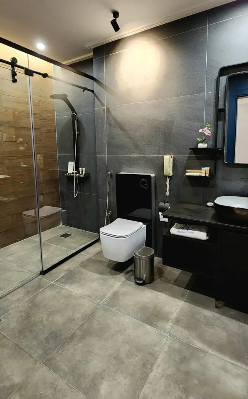 Shower in Qasr Al Sahab