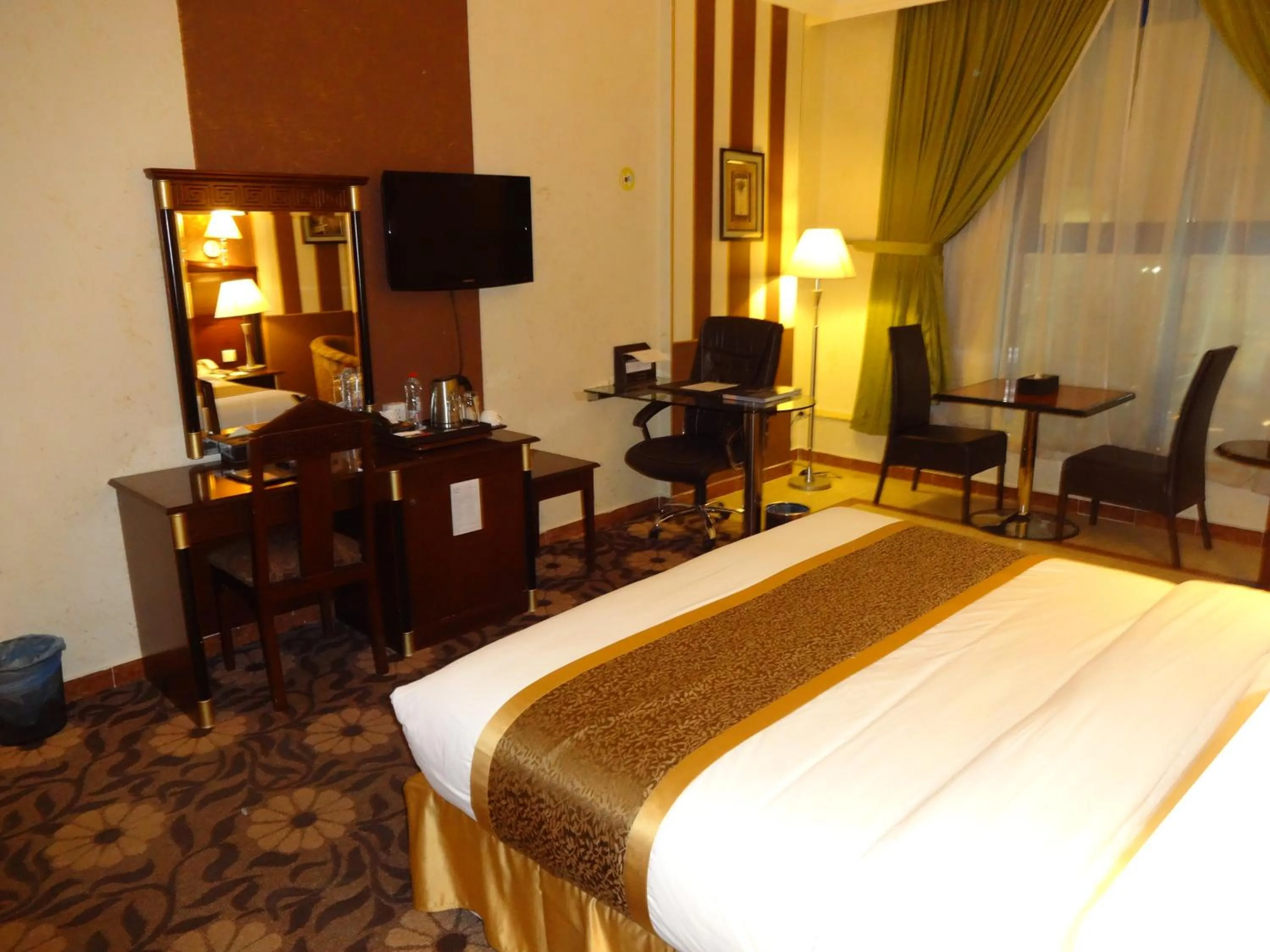 Photo of the whole room, Bed in Qasr Al Sahab