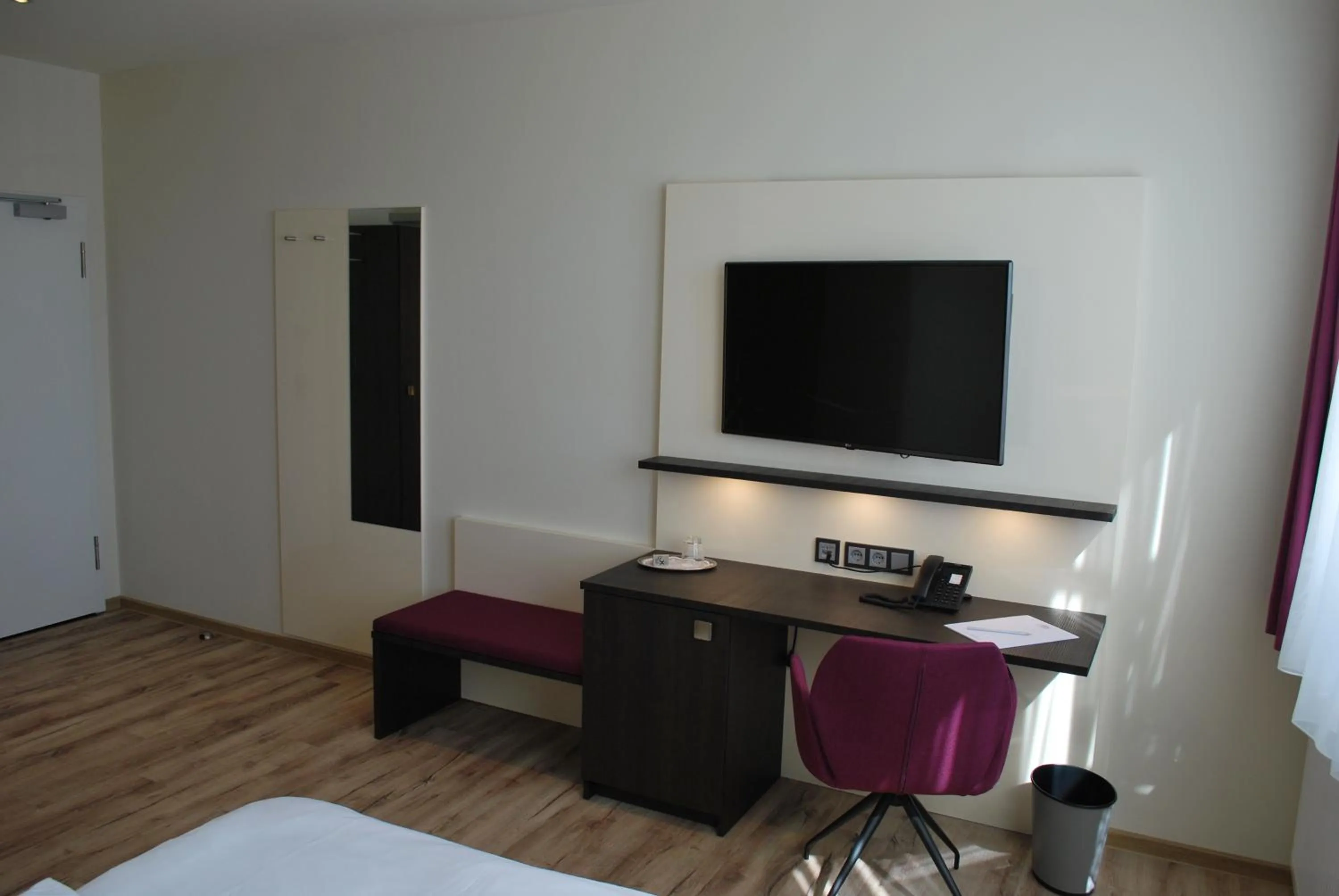 Photo of the whole room, Bed in Hotel am Berg Esslingen