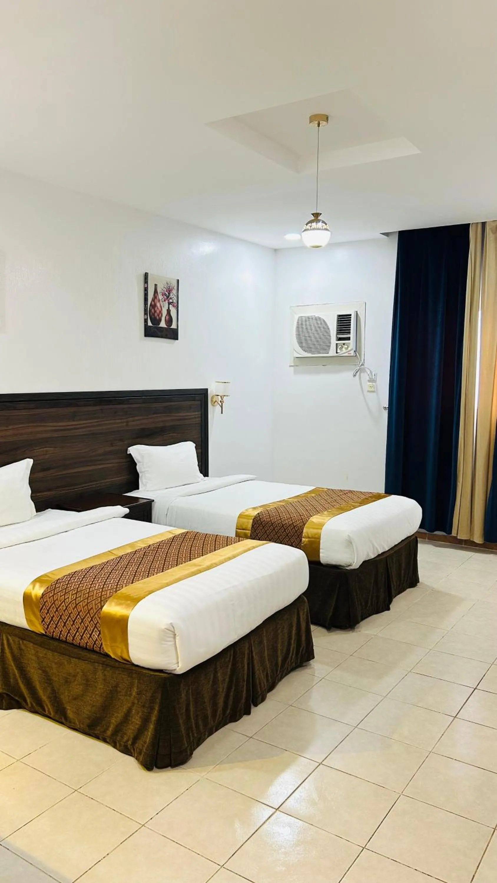 Restaurant/places to eat, Bed in Seasons Apartments