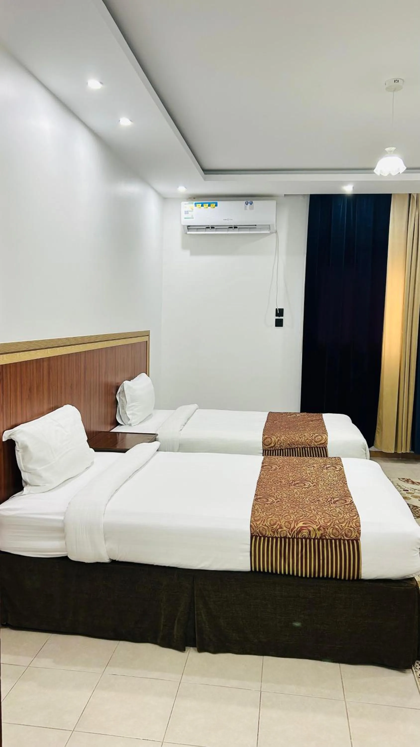 Restaurant/places to eat, Bed in Seasons Apartments