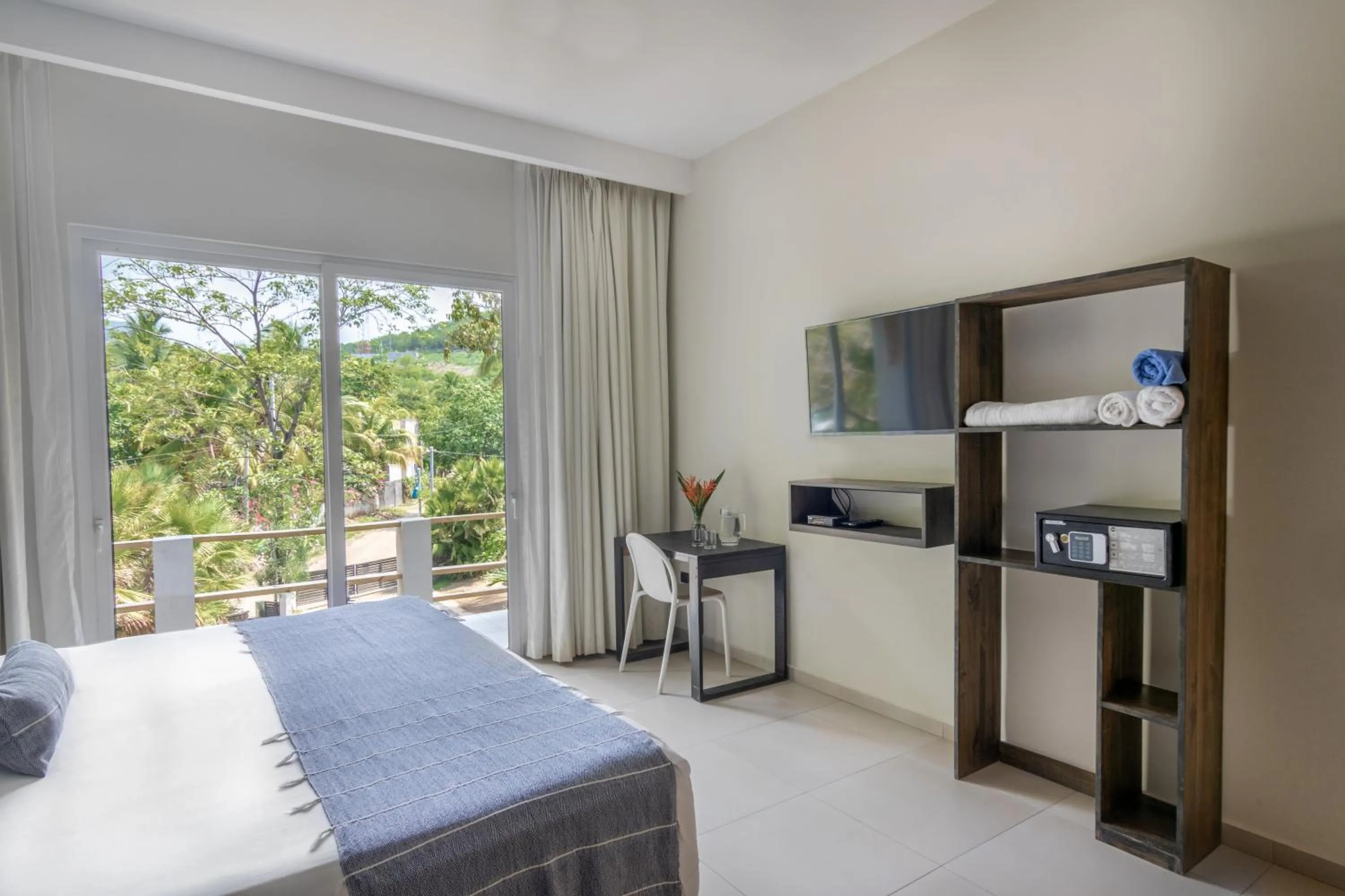 TV and multimedia, Bed in Palo Verde Sustainable Hotel