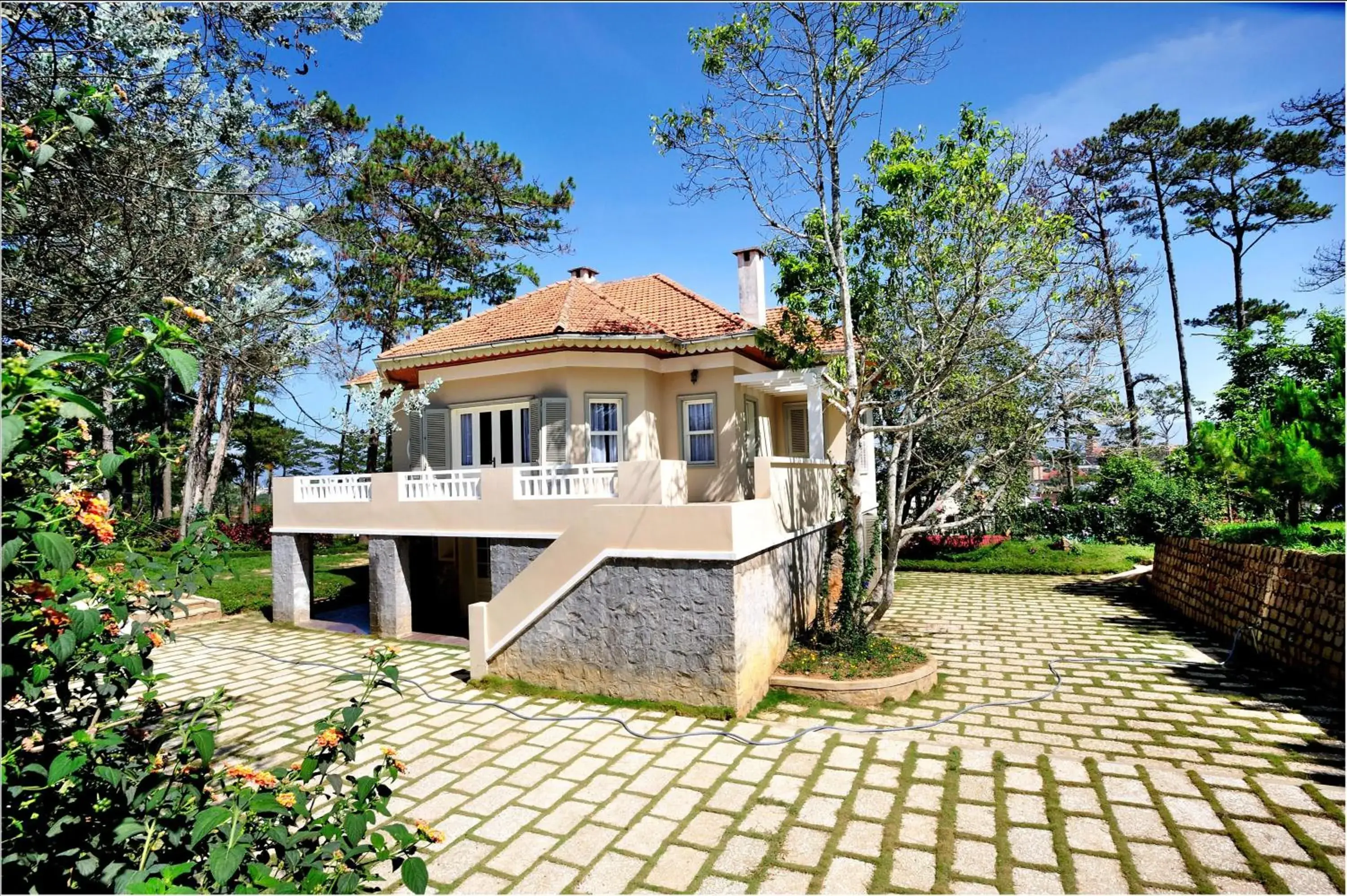 Facade/entrance in Dalat Cadasa Resort Facade/entrance in Dalat Cadasa Resort