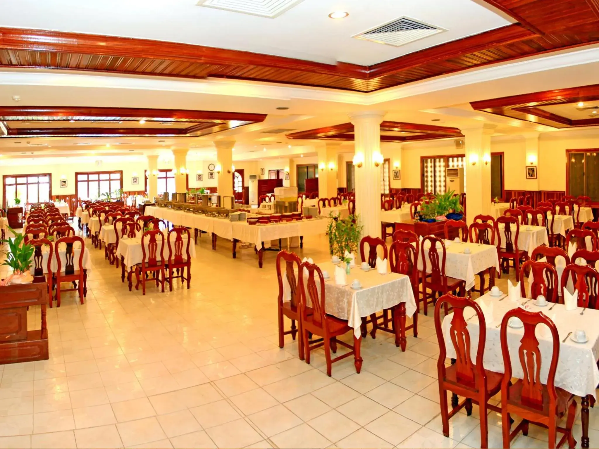 Restaurant/places to eat in Angkor Hotel Restaurant/places to eat in Angkor Hotel