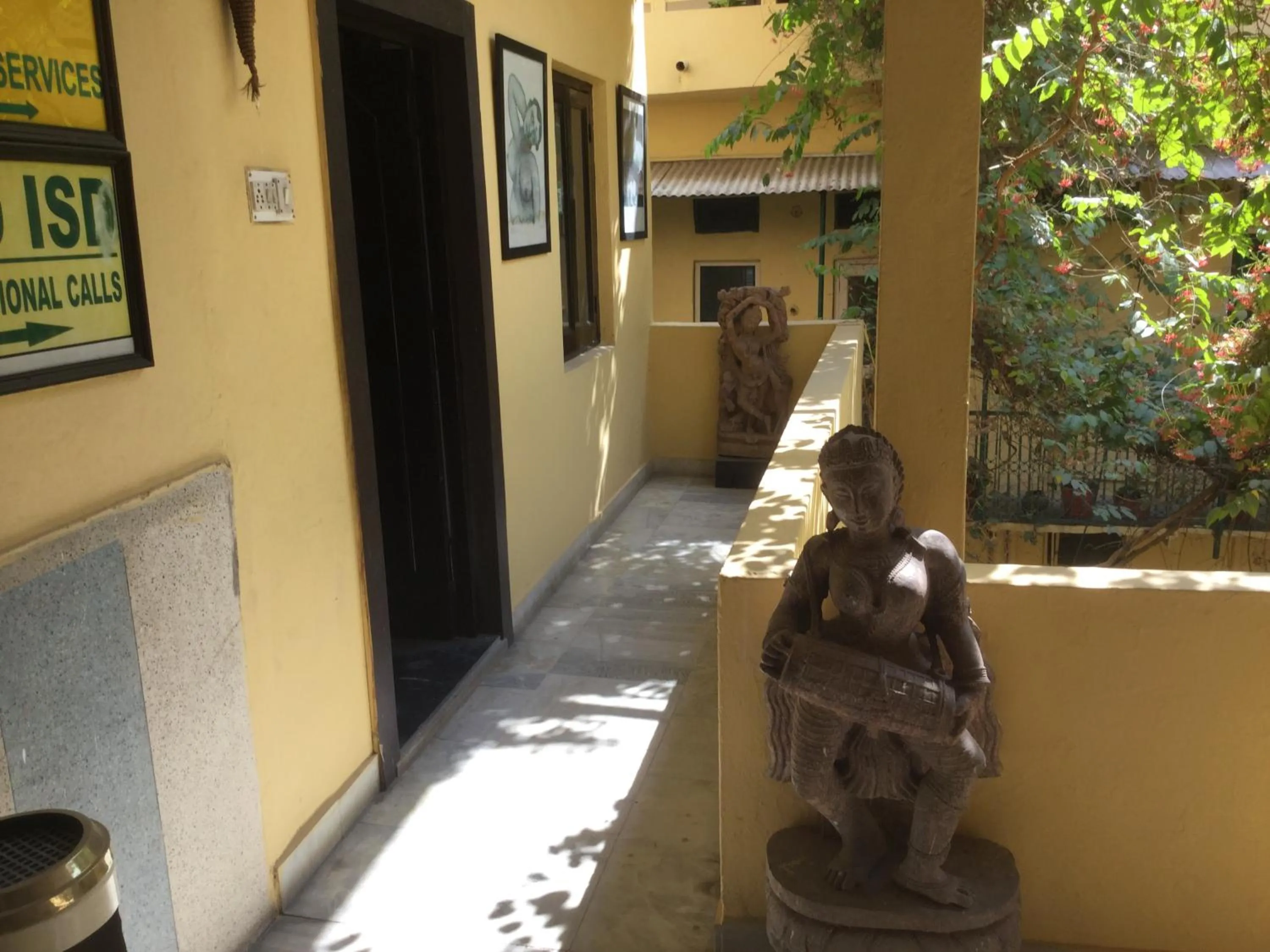 Facade/entrance in Mewar Inn