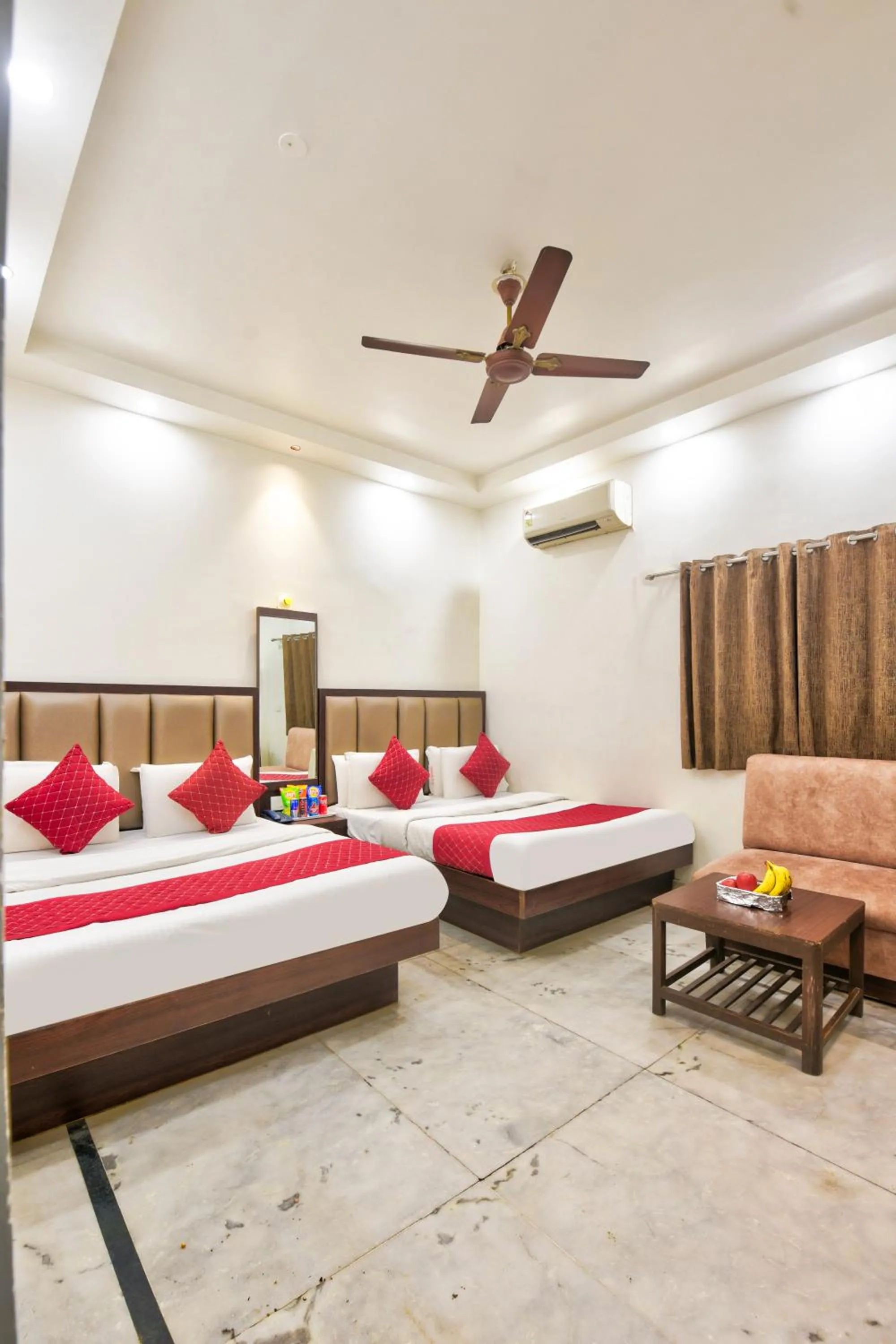Bedroom, Bed in Hotel Maharani -New Delhi Railway Station - Paharganj
