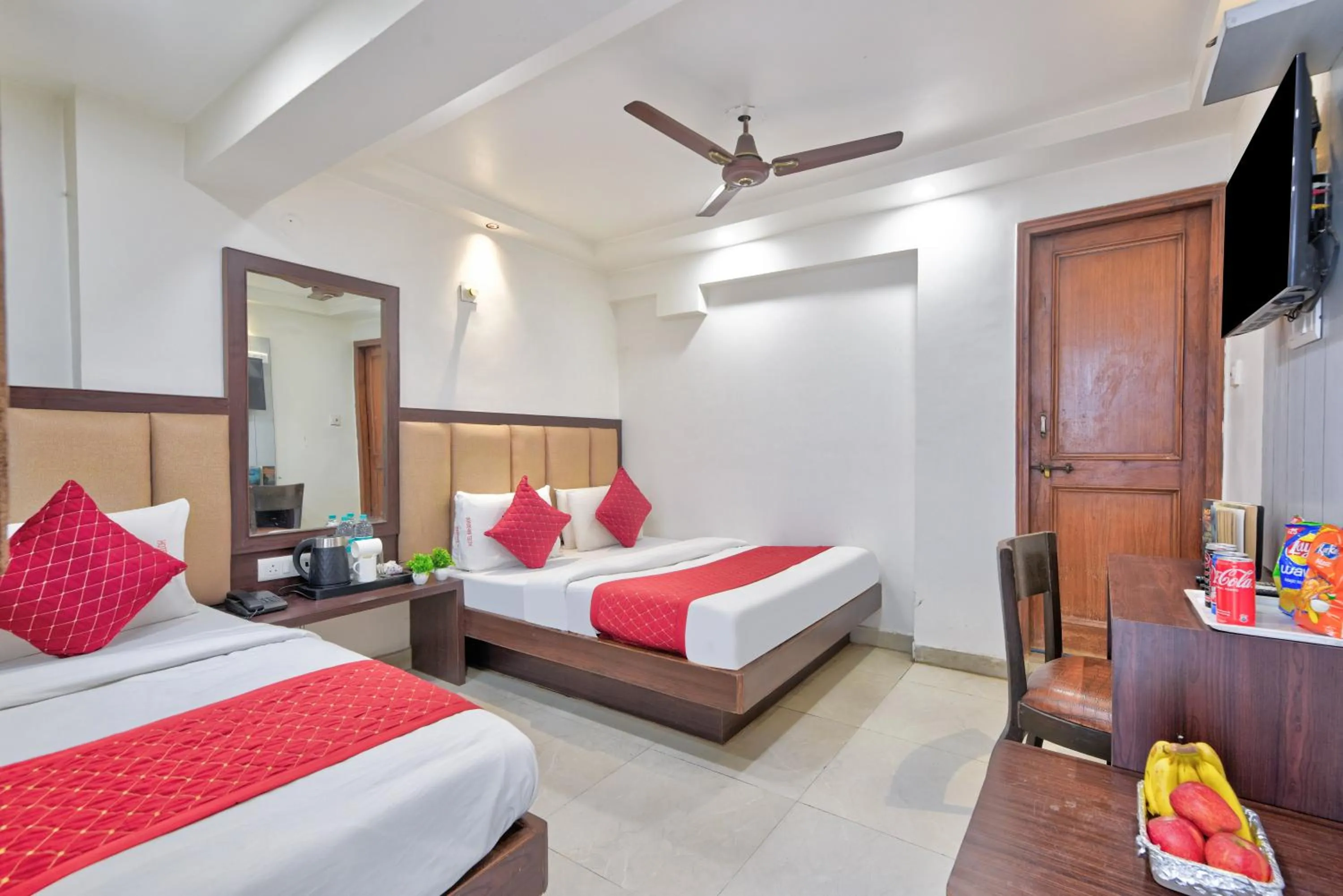 Bedroom, Bed in Hotel Maharani -New Delhi Railway Station - Paharganj