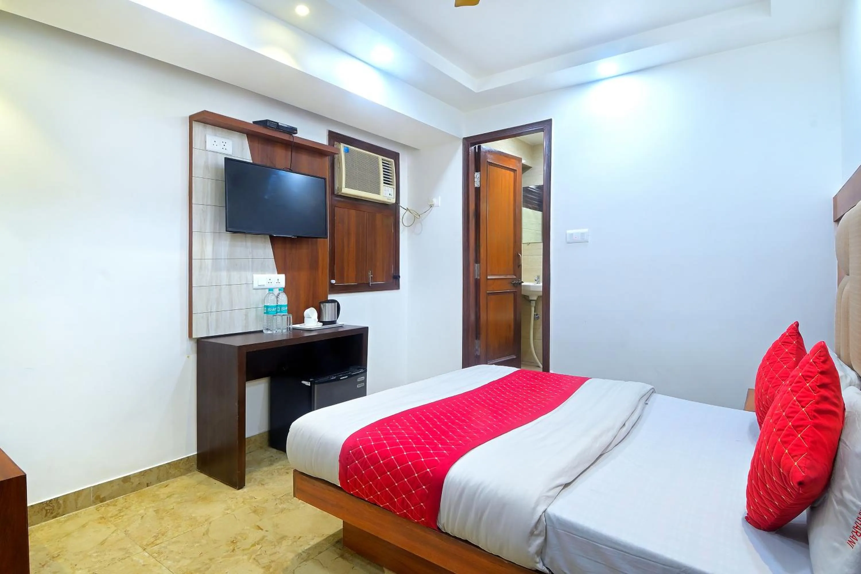 Communal lounge/ TV room, Bed in Hotel Maharani -New Delhi Railway Station - Paharganj