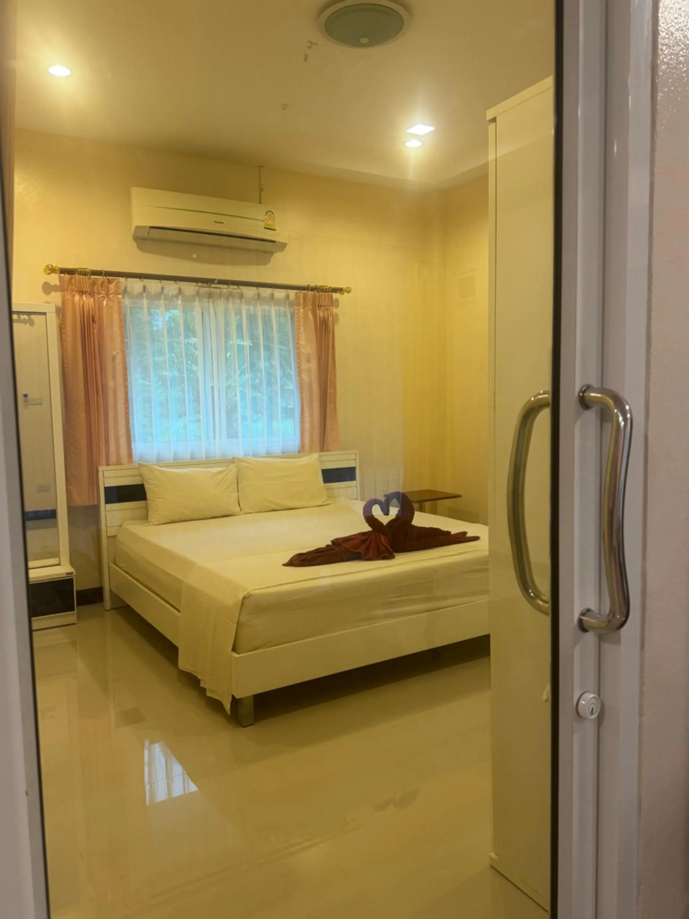 Bed in Ao Thong beach Resort