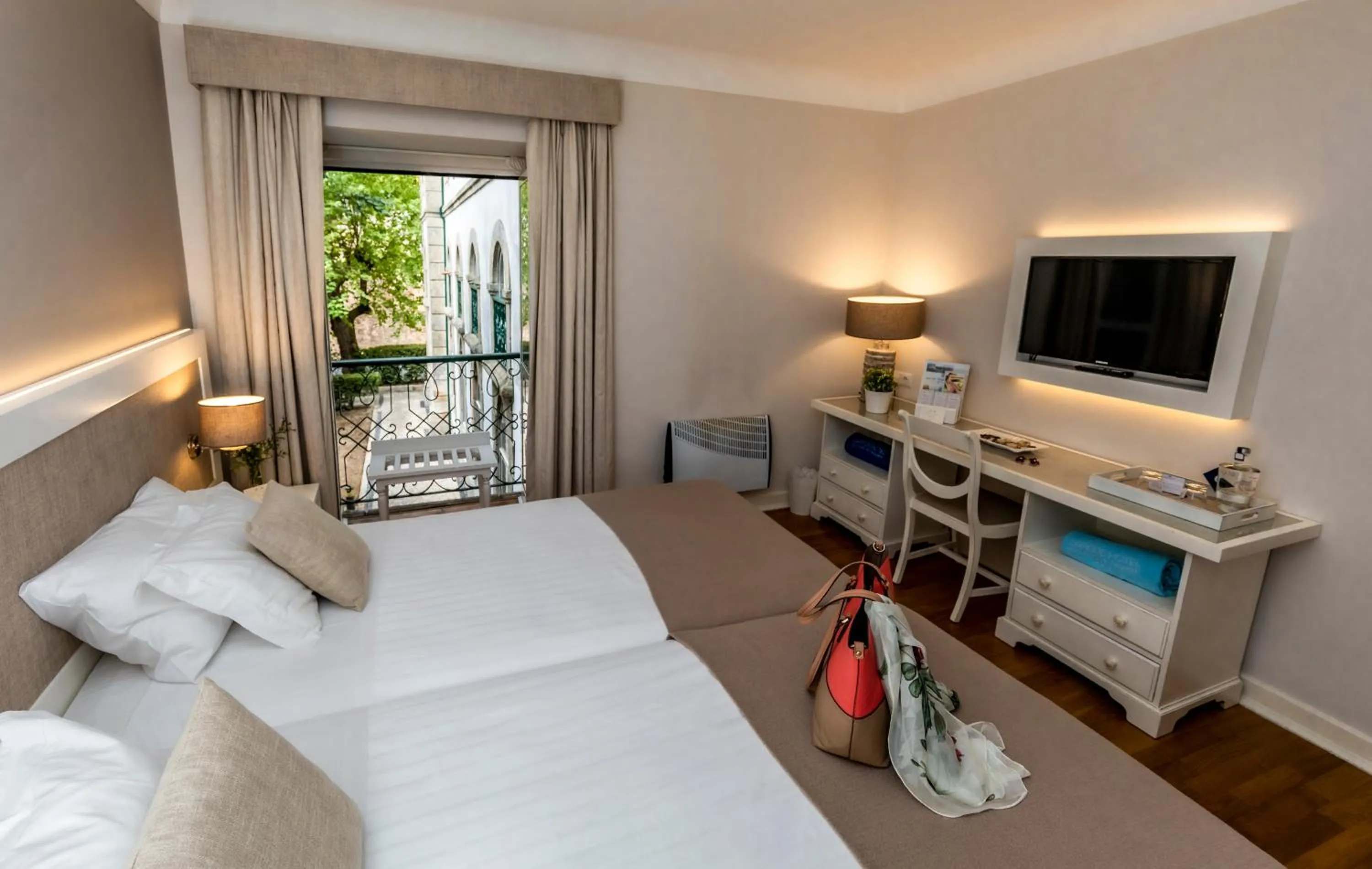 Communal lounge/ TV room, Bed in Grande Hotel das Caldas da Felgueira