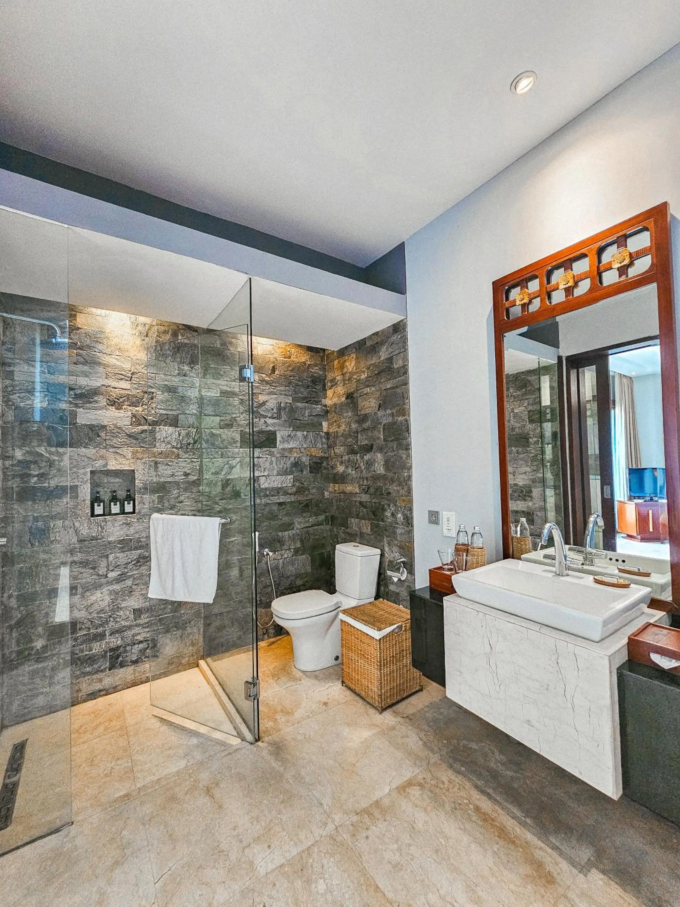 Shower in Seminyak Icon - by Karaniya Experience - CHSE certified