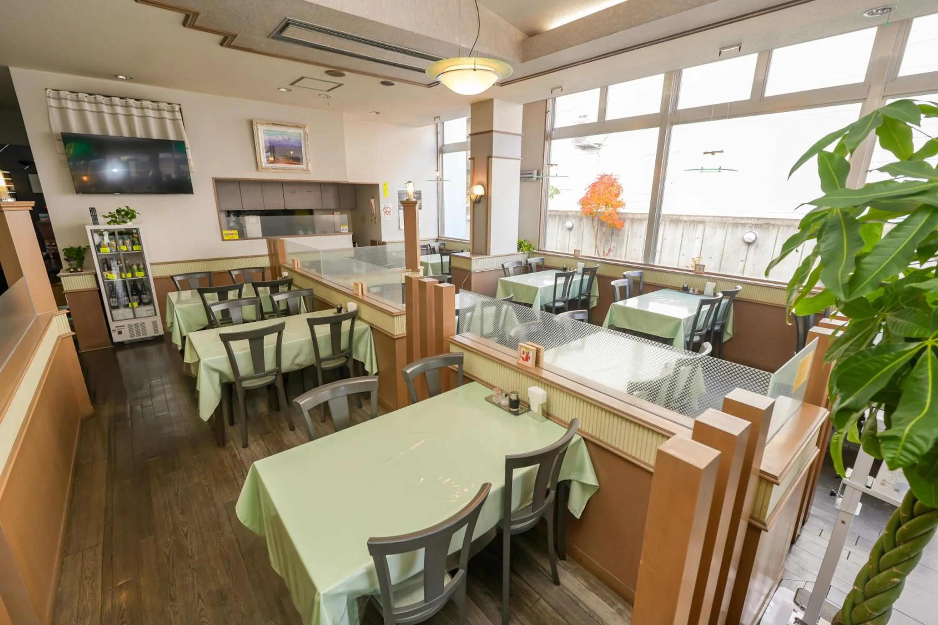 Restaurant/places to eat in Tendo Central Hotel