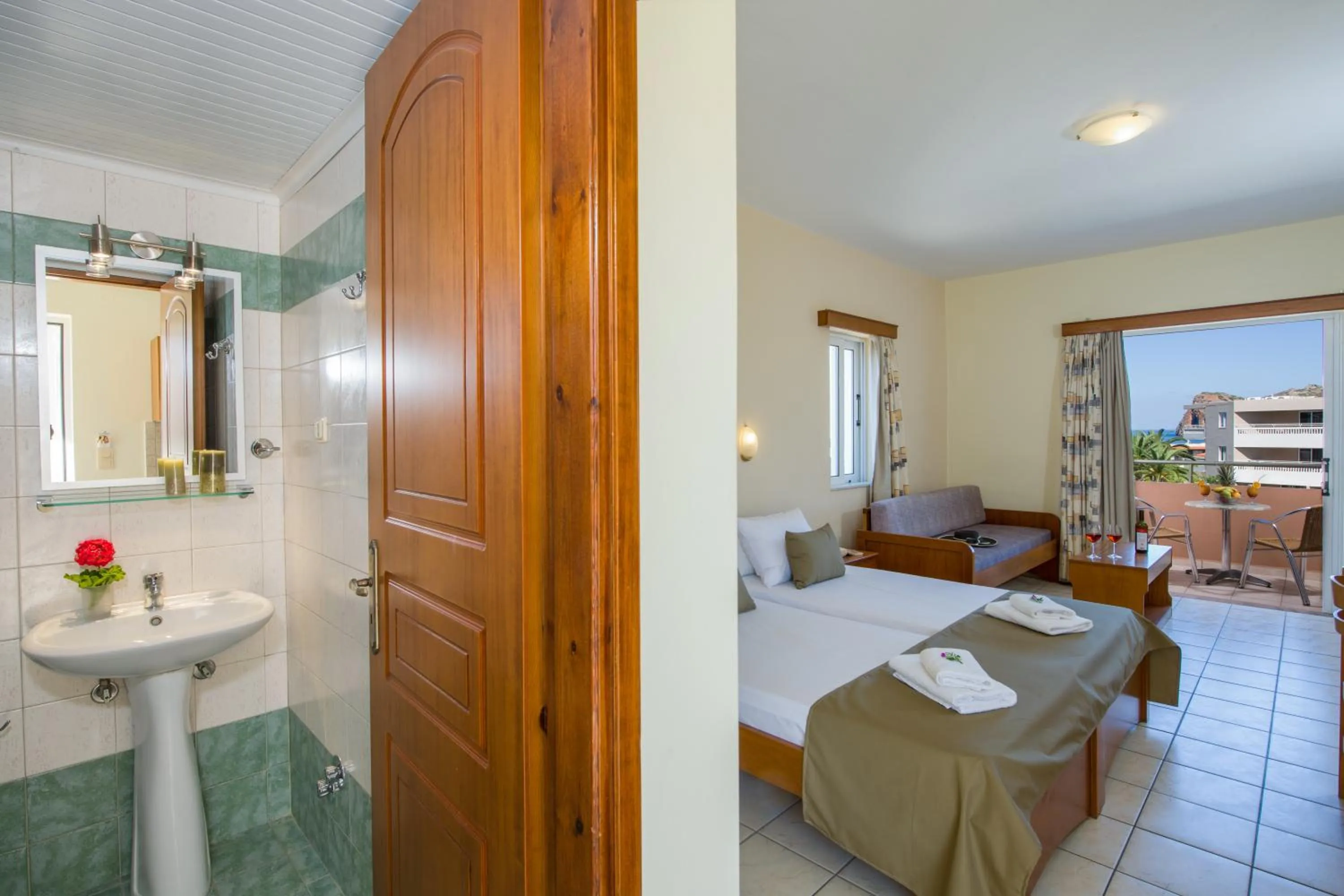 Bathroom, Bed in Dias Hotel Apartments